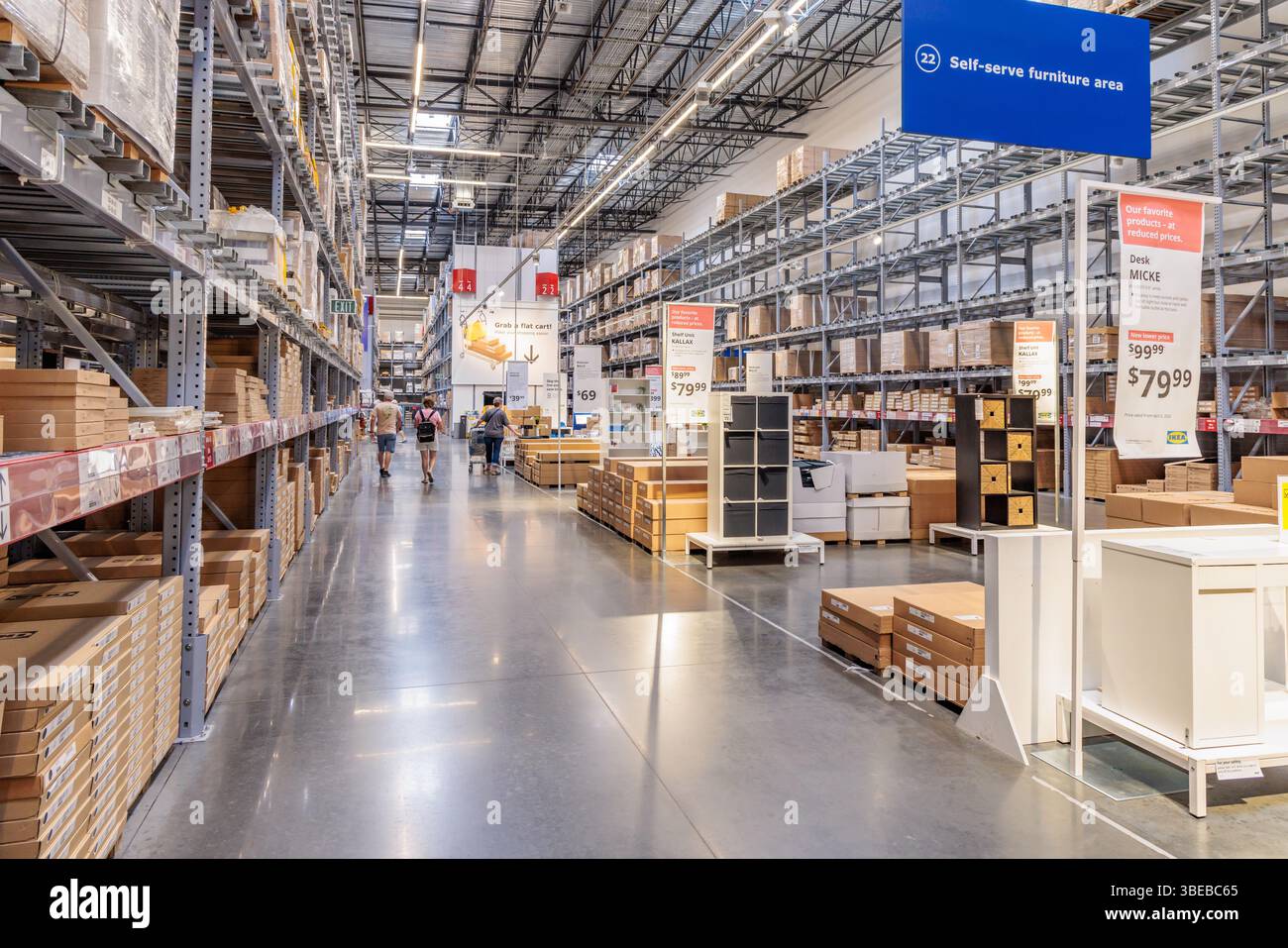 I clienti che camminano attraverso la sezione dei mobili self-service e si dirigono verso i check-out vicino all'uscita del negozio IKEA di Memphis, Tennessee Foto Stock I clienti che camminano attraverso la sezione dei mobili self-service e si dirigono verso i check-out vicino all'uscita del negozio IKEA di Memphis, Tennessee Foto Stock