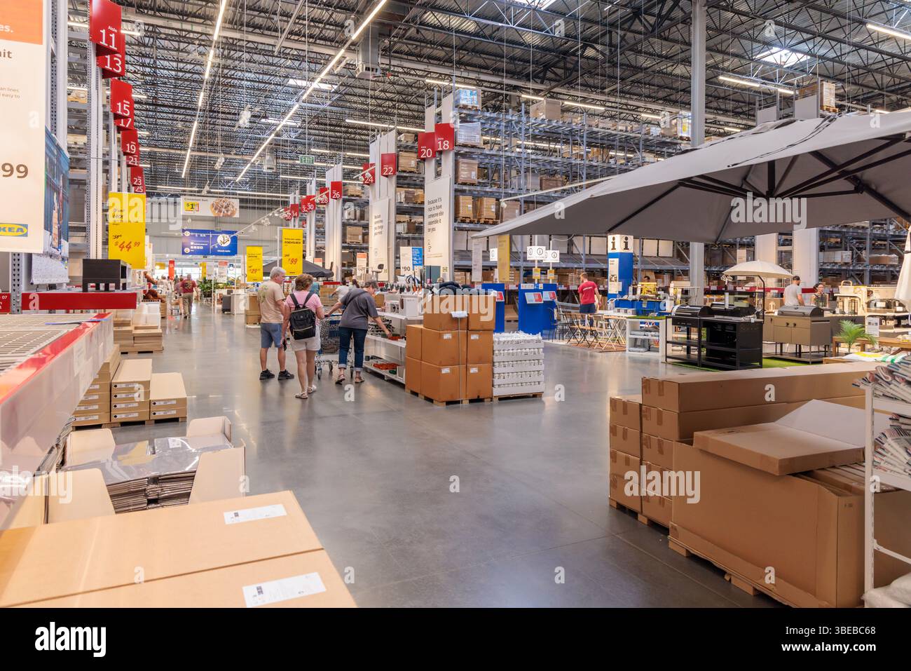 I clienti che camminano attraverso la sezione dei mobili self-service e si dirigono verso i check-out vicino all'uscita del negozio IKEA di Memphis, Tennessee Foto Stock I clienti che camminano attraverso la sezione dei mobili self-service e si dirigono verso i check-out vicino all'uscita del negozio IKEA di Memphis, Tennessee Foto Stock