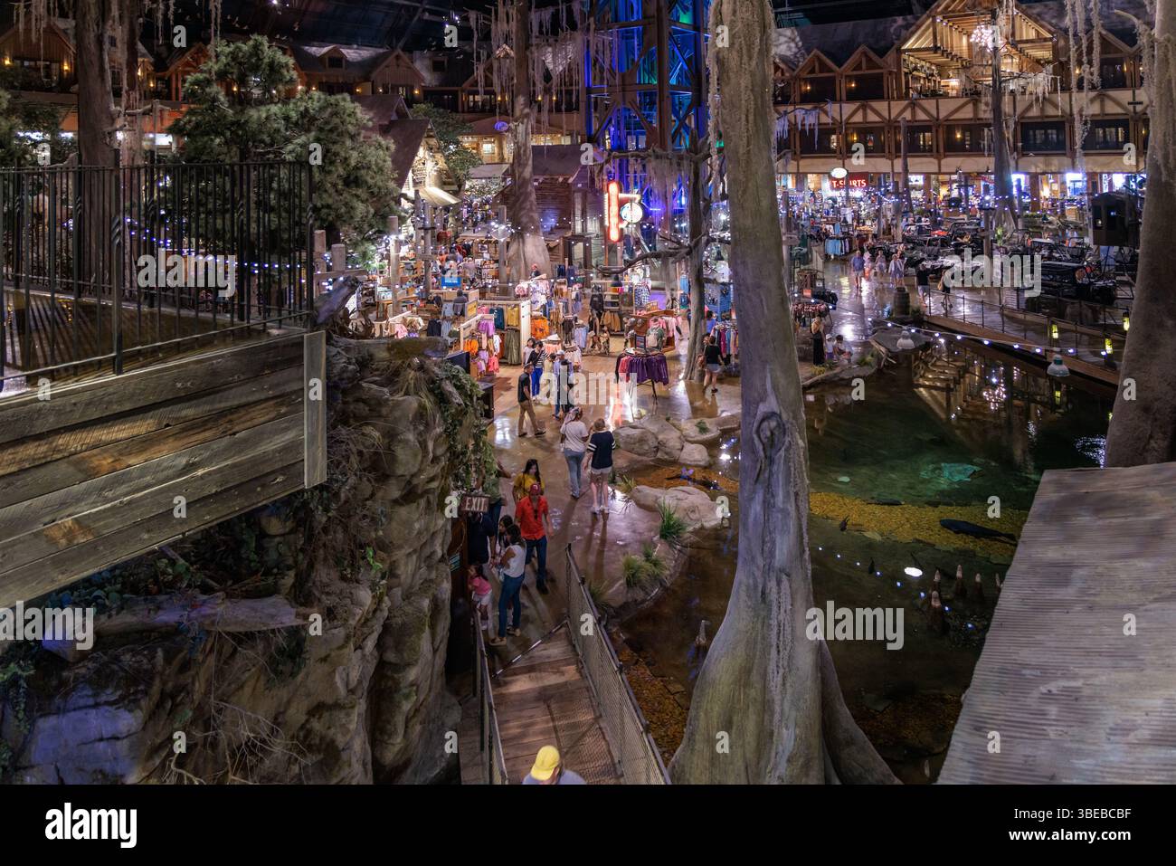 Alberi e laghetto all'interno dei Bass Pro Shops e Ducks Unlimited nell'edificio piramidale di Memphis, Tennessee, Stati Uniti Foto Stock Alberi e laghetto all'interno dei Bass Pro Shops e Ducks Unlimited nell'edificio piramidale di Memphis, Tennessee, Stati Uniti Foto Stock