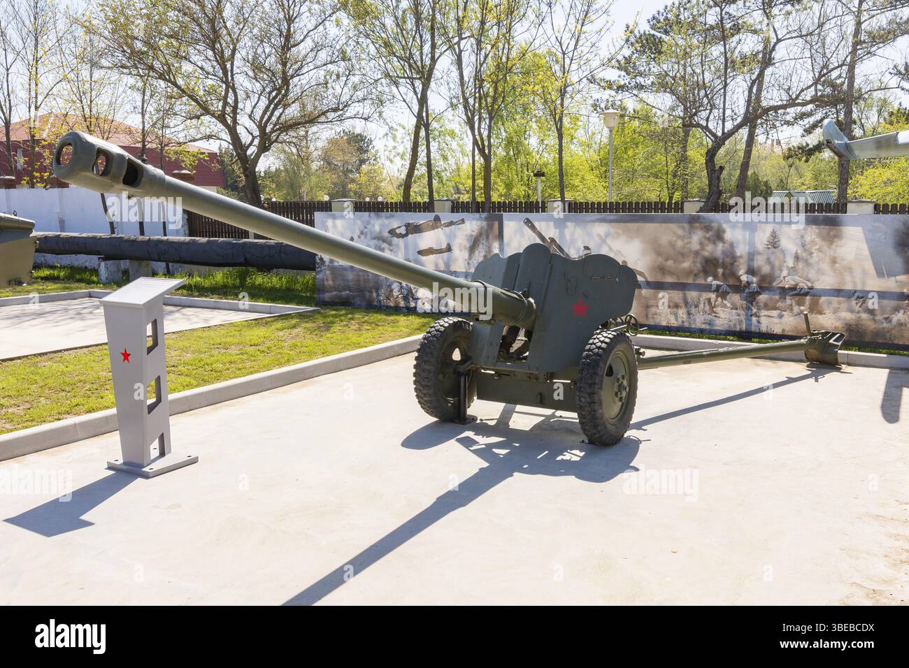 Anapa, Russia - aprile 28, 2019: 85-mm pistola divisionale D-44 nel parco di attrezzature militari in Anapa Foto Stock