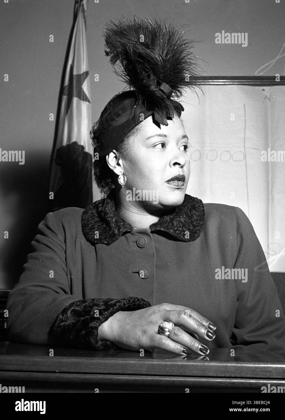 Vacanza in tribunale per una controversia contrattuale, fine 1949. Billie Holiday, nata Eleanora Fagan (New York, 7 aprile 1915 – New York, 17 luglio 1959), è stata una cantante statunitense di musica jazz e swing. Soprannominata "Lady Day" dalla sua amica e partner musicale, Lester Young, Holiday ha dato un contributo significativo alla musica jazz e al canto pop. Il suo stile vocale, fortemente influenzato dagli strumentisti jazz, ha ispirato un nuovo modo di manipolare il fraseggio e il tempo. Holiday era nota per le sue doti vocali e improvvisative. Questa immagine proviene dalla Los Angeles Daily News Photographic Collection della UCLA Library. Foto Stock