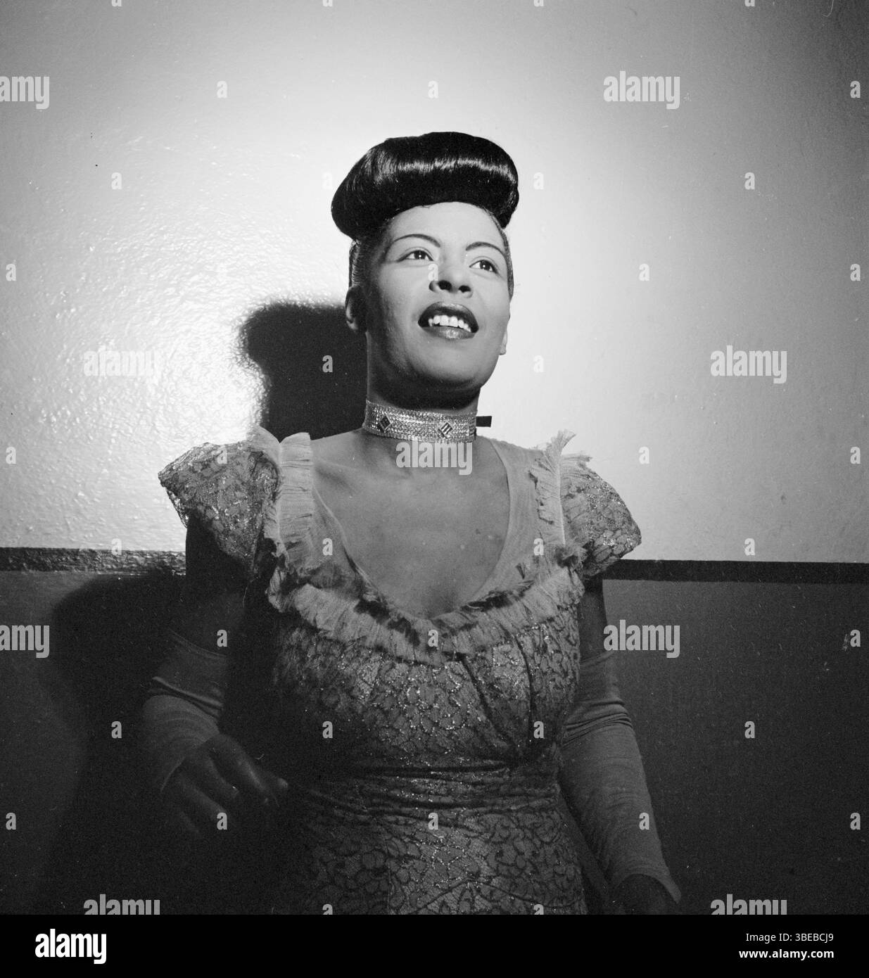 Billie Holiday alla Carnegie Hall, New York, N.Y., tra il 1946 e il 1948. Billie Holiday, nata Eleanora Fagan (New York, 7 aprile 1915 – New York, 17 luglio 1959), è stata una cantante statunitense di musica jazz e swing. Soprannominata "Lady Day" dalla sua amica e partner musicale, Lester Young, Holiday ha dato un contributo significativo alla musica jazz e al canto pop. Il suo stile vocale, fortemente influenzato dagli strumentisti jazz, ha ispirato un nuovo modo di manipolare il fraseggio e il tempo. Holiday era nota per le sue doti vocali e improvvisative Foto Stock