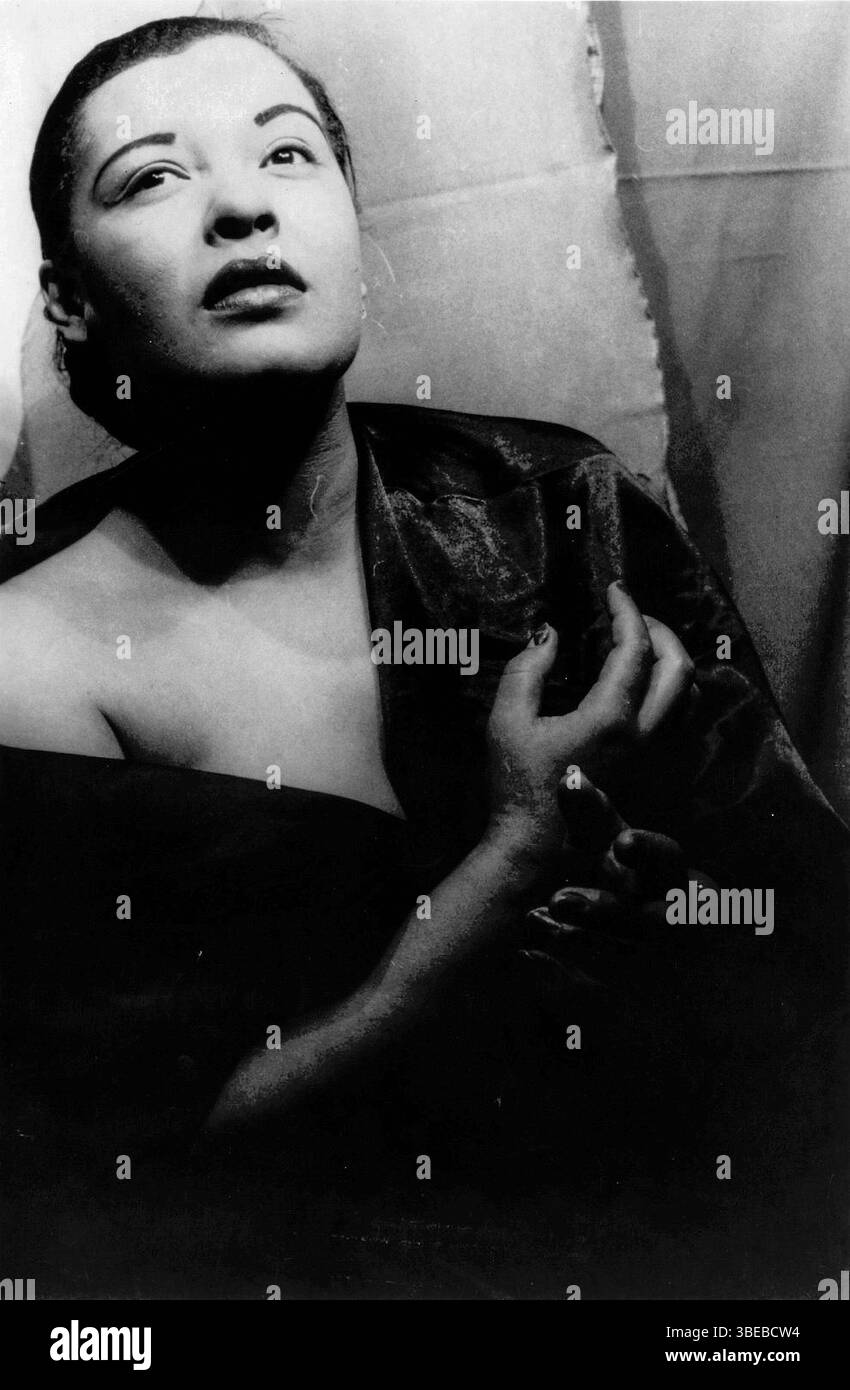 Un ritratto di Billie Holiday di Carl Van Vechten scattato il 23 marzo 1949. Billie Holiday, nata Eleanora Fagan (New York, 7 aprile 1915 – New York, 17 luglio 1959), è stata una cantante statunitense di musica jazz e swing. Soprannominata "Lady Day" dalla sua amica e partner musicale, Lester Young, Holiday ha dato un contributo significativo alla musica jazz e al canto pop. Il suo stile vocale, fortemente influenzato dagli strumentisti jazz, ha ispirato un nuovo modo di manipolare il fraseggio e il tempo. Holiday era nota per le sue doti vocali e improvvisative Foto Stock