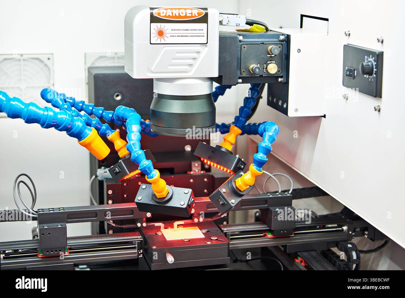 Macchina laser per rifilare i circuiti integrati delle resistenze Foto Stock