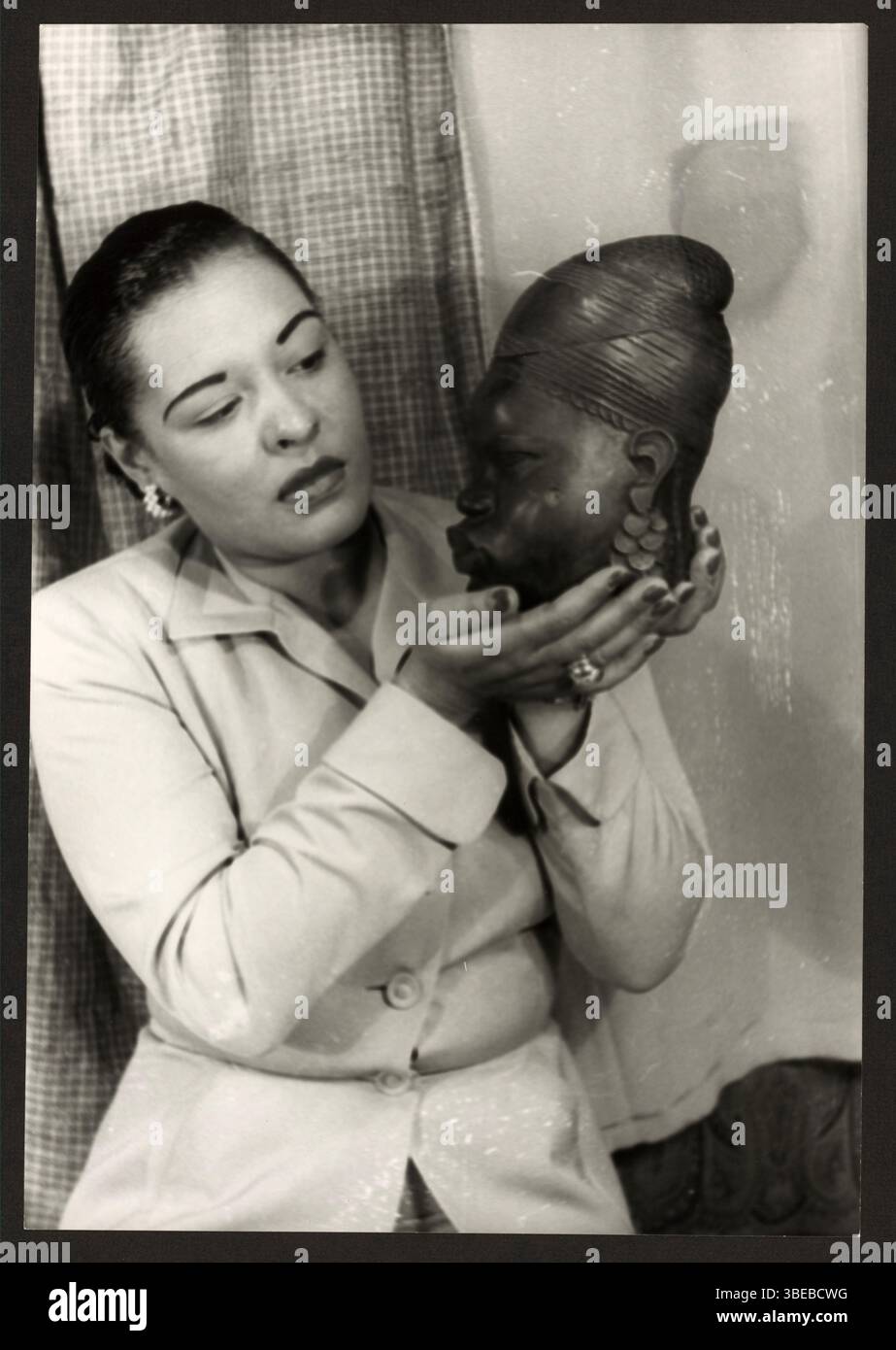 Un ritratto di Billie Holiday di Carl Van Vechten scattato il 23 marzo 1949. Billie Holiday, nata Eleanora Fagan (New York, 7 aprile 1915 – New York, 17 luglio 1959), è stata una cantante statunitense di musica jazz e swing. Soprannominata "Lady Day" dalla sua amica e partner musicale, Lester Young, Holiday ha dato un contributo significativo alla musica jazz e al canto pop. Il suo stile vocale, fortemente influenzato dagli strumentisti jazz, ha ispirato un nuovo modo di manipolare il fraseggio e il tempo. Holiday era nota per le sue doti vocali e improvvisative Foto Stock