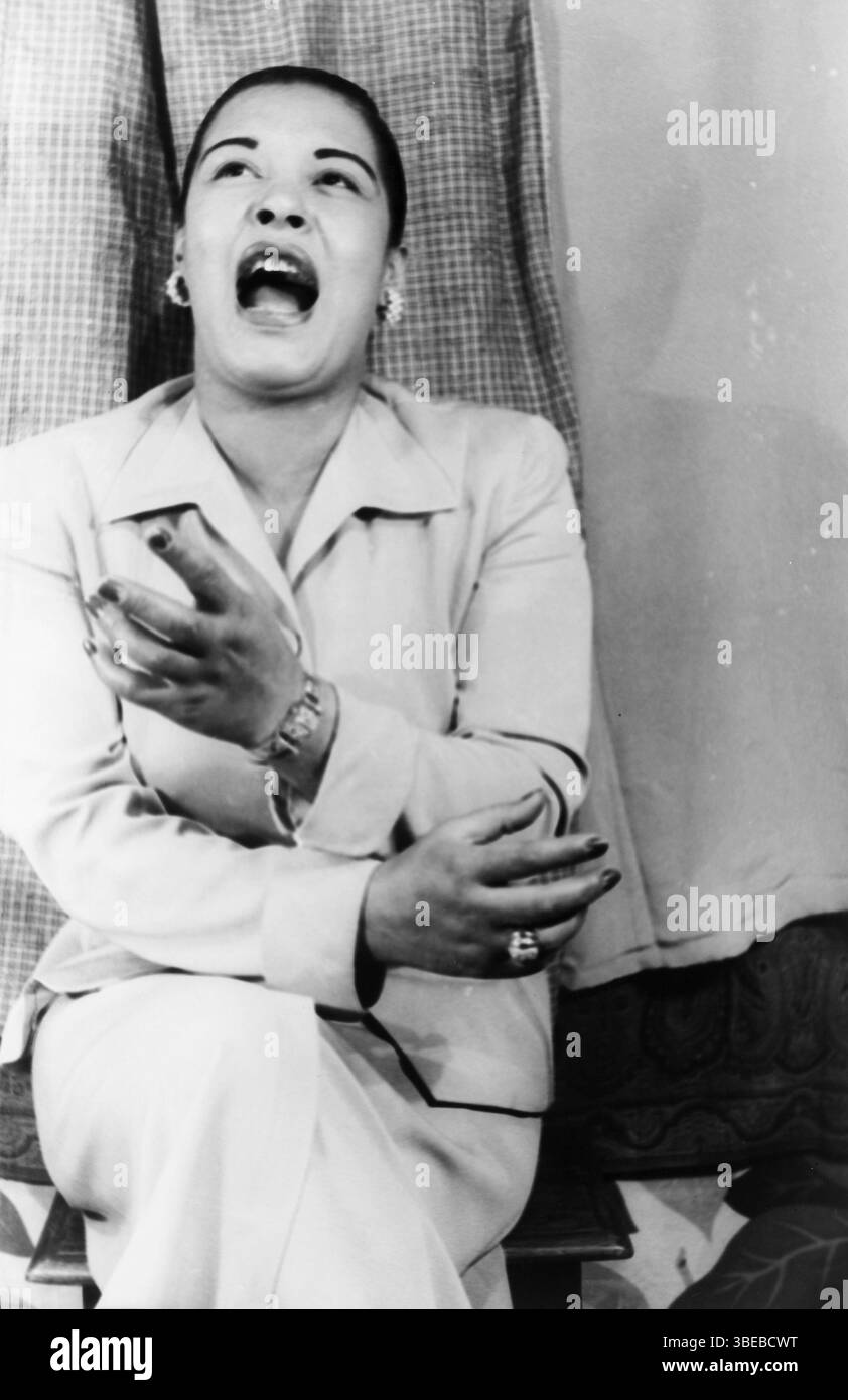 Un ritratto di Billie Holiday di Carl Van Vechten scattato il 23 marzo 1949. Billie Holiday, nata Eleanora Fagan (New York, 7 aprile 1915 – New York, 17 luglio 1959), è stata una cantante statunitense di musica jazz e swing. Soprannominata "Lady Day" dalla sua amica e partner musicale, Lester Young, Holiday ha dato un contributo significativo alla musica jazz e al canto pop. Il suo stile vocale, fortemente influenzato dagli strumentisti jazz, ha ispirato un nuovo modo di manipolare il fraseggio e il tempo. Holiday era nota per le sue doti vocali e improvvisative Foto Stock