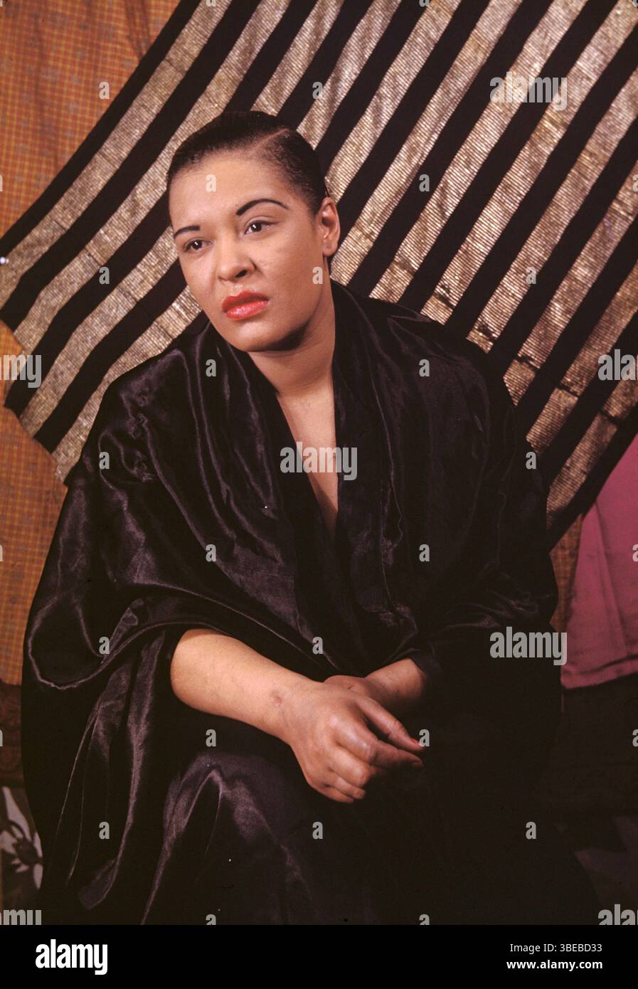 Un ritratto di Billie Holiday di Carl Van Vechten scattato il 23 marzo 1949. Billie Holiday, nata Eleanora Fagan (New York, 7 aprile 1915 – New York, 17 luglio 1959), è stata una cantante statunitense di musica jazz e swing. Soprannominata "Lady Day" dalla sua amica e partner musicale, Lester Young, Holiday ha dato un contributo significativo alla musica jazz e al canto pop. Il suo stile vocale, fortemente influenzato dagli strumentisti jazz, ha ispirato un nuovo modo di manipolare il fraseggio e il tempo. Holiday era nota per le sue doti vocali e improvvisative Foto Stock