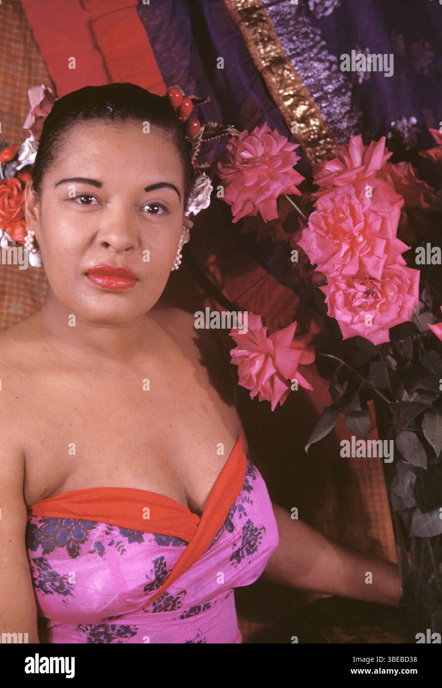 Un ritratto di Billie Holiday di Carl Van Vechten scattato il 23 marzo 1949. Billie Holiday, nata Eleanora Fagan (New York, 7 aprile 1915 – New York, 17 luglio 1959), è stata una cantante statunitense di musica jazz e swing. Soprannominata "Lady Day" dalla sua amica e partner musicale, Lester Young, Holiday ha dato un contributo significativo alla musica jazz e al canto pop. Il suo stile vocale, fortemente influenzato dagli strumentisti jazz, ha ispirato un nuovo modo di manipolare il fraseggio e il tempo. Holiday era nota per le sue doti vocali e improvvisative Foto Stock
