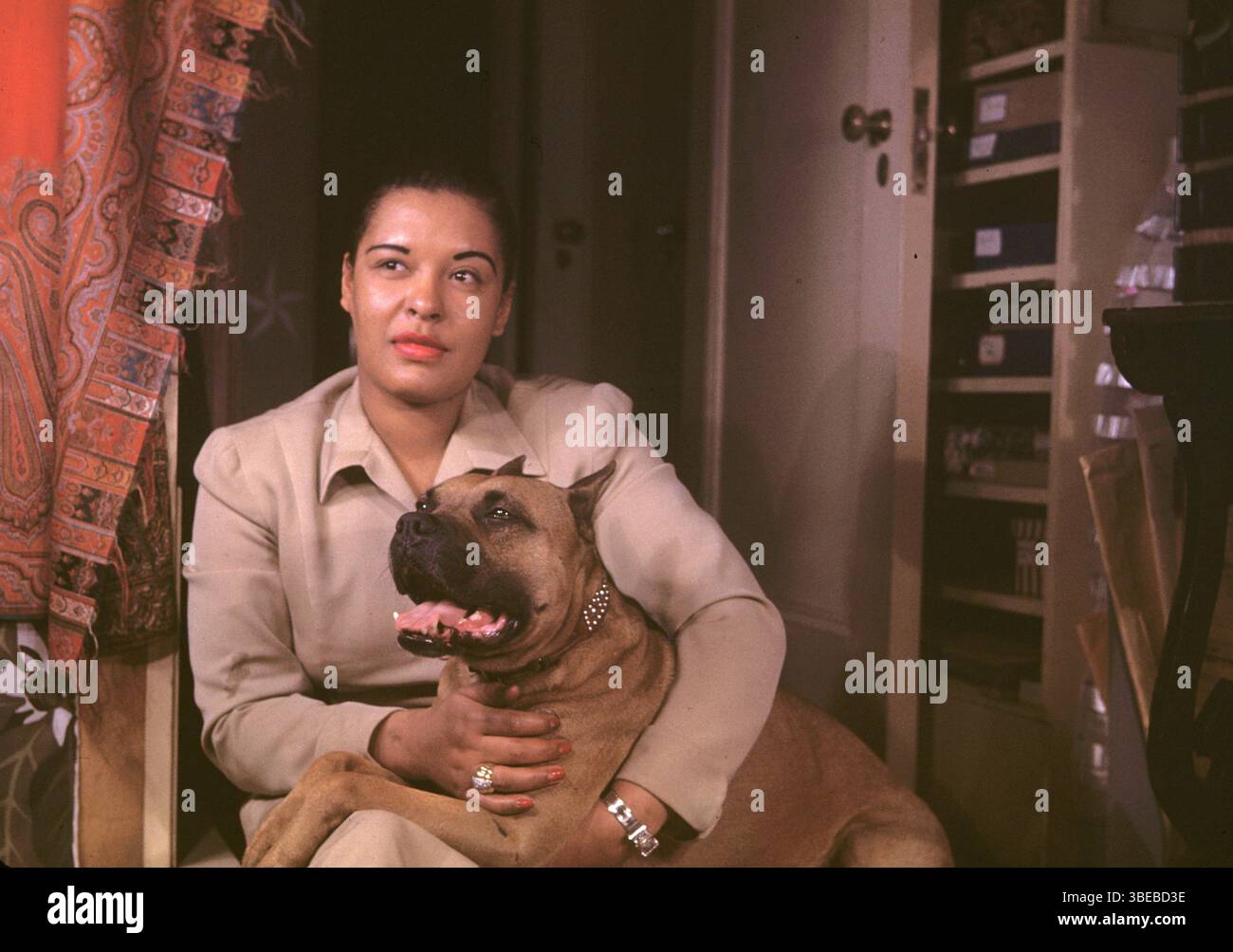 Un ritratto di Billie Holiday di Carl Van Vechten scattato il 23 marzo 1949. Billie Holiday, nata Eleanora Fagan (New York, 7 aprile 1915 – New York, 17 luglio 1959), è stata una cantante statunitense di musica jazz e swing. Soprannominata "Lady Day" dalla sua amica e partner musicale, Lester Young, Holiday ha dato un contributo significativo alla musica jazz e al canto pop. Il suo stile vocale, fortemente influenzato dagli strumentisti jazz, ha ispirato un nuovo modo di manipolare il fraseggio e il tempo. Holiday era nota per le sue doti vocali e improvvisative Foto Stock