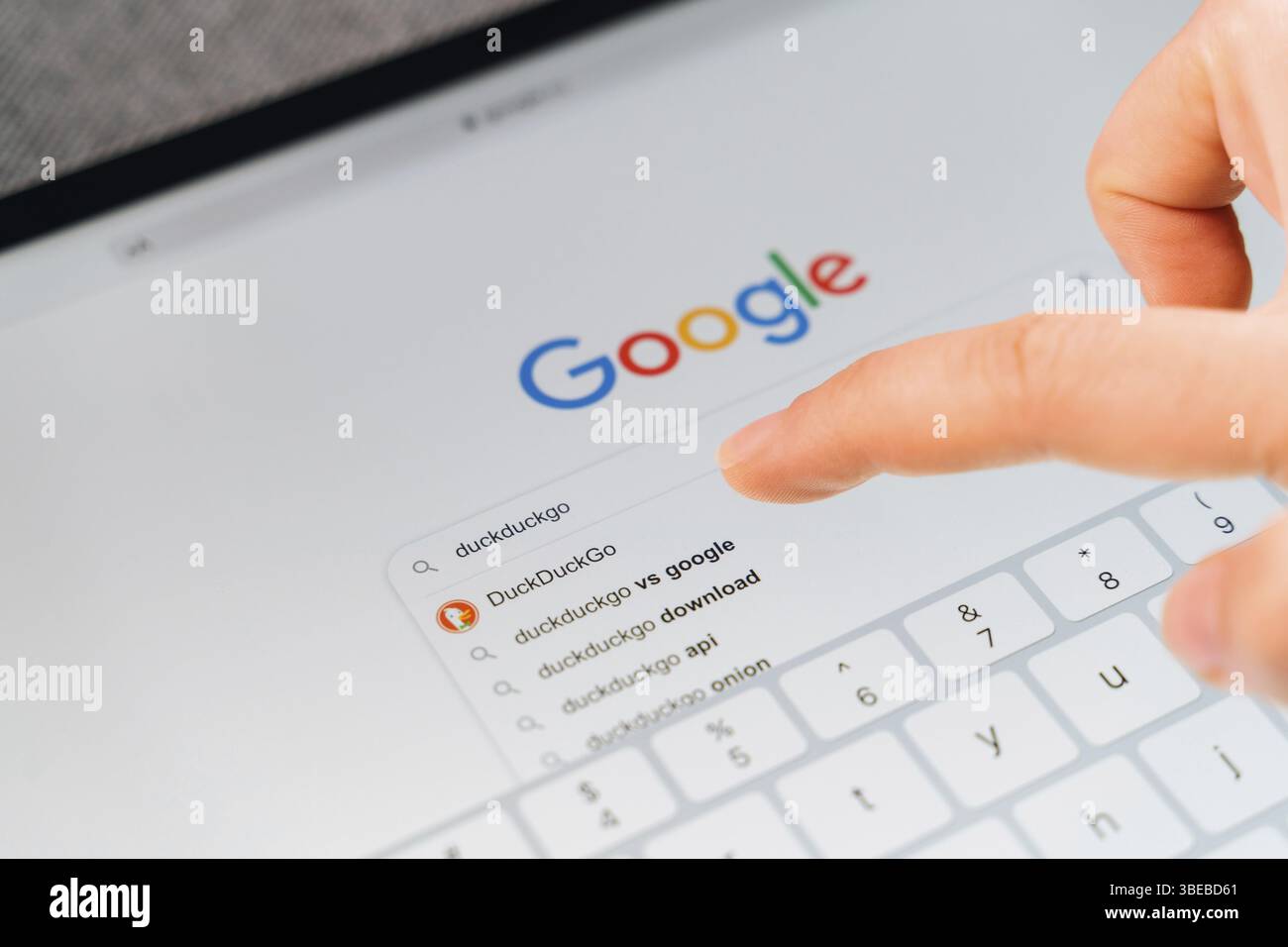 Poltava, Ucraina - gennaio 2021 Googling duckduckgo motore di ricerca per uso privato online. Sicurezza dei dati online. Riprese 4K di alta qualità Foto Stock