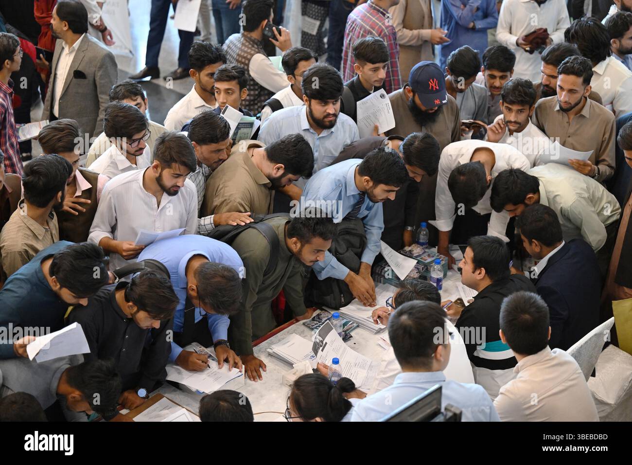 Islamabad, Pakistan. 27 maggio 2025. La gente partecipa a una fiera del lavoro a Islamabad, Pakistan, il 27 maggio 2025. Organizzato congiuntamente dalla camera di commercio cinese in Pakistan (CCCP) e dalla Commissione nazionale per la formazione professionale e tecnica (NAVTTC) pakistana, l'evento ha riunito 20 importanti società cinesi che offrono posizioni in vari settori, tra cui ingegneria, gestione di progetti, finanza, mestieri specializzati, e ruoli amministrativi. Crediti: Ahmad Kamal/Xinhua/Alamy Live News Foto Stock