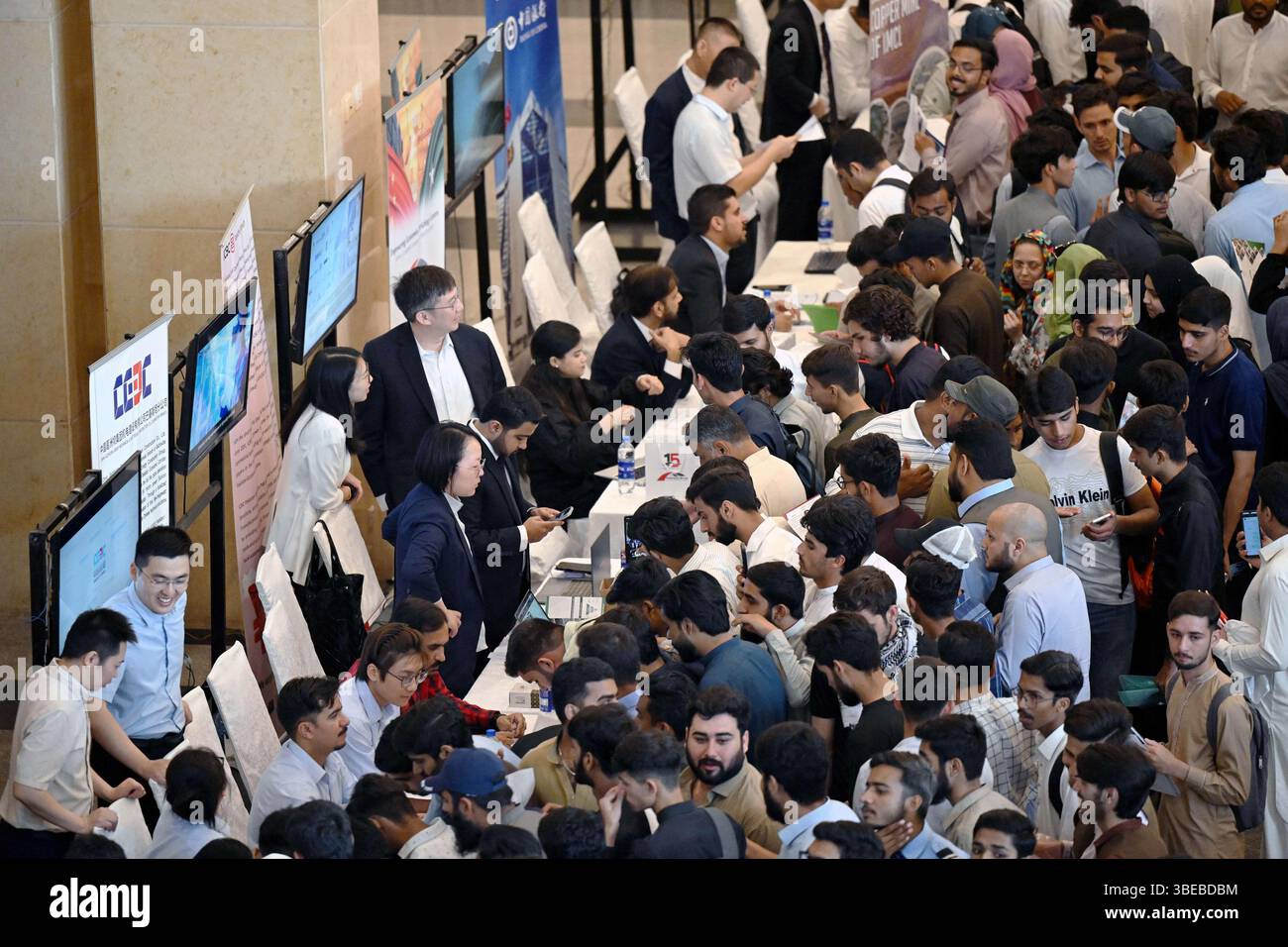 Islamabad, Pakistan. 27 maggio 2025. La gente partecipa a una fiera del lavoro a Islamabad, Pakistan, il 27 maggio 2025. Organizzato congiuntamente dalla camera di commercio cinese in Pakistan (CCCP) e dalla Commissione nazionale per la formazione professionale e tecnica (NAVTTC) pakistana, l'evento ha riunito 20 importanti società cinesi che offrono posizioni in vari settori, tra cui ingegneria, gestione di progetti, finanza, mestieri specializzati, e ruoli amministrativi. Crediti: Ahmad Kamal/Xinhua/Alamy Live News Foto Stock