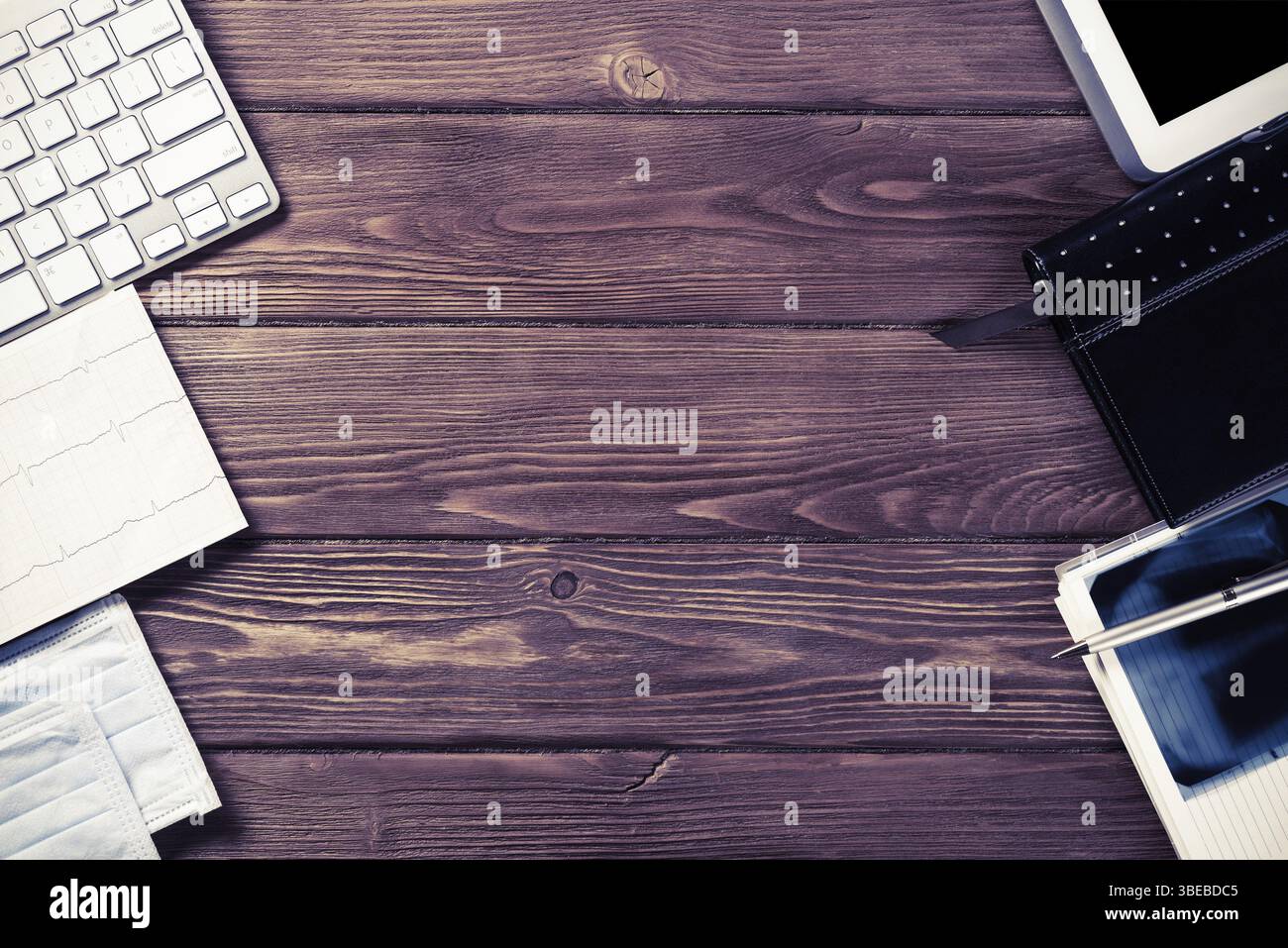 Alta angolazione del tablet e articoli medicali sul tavolo di legno Foto Stock