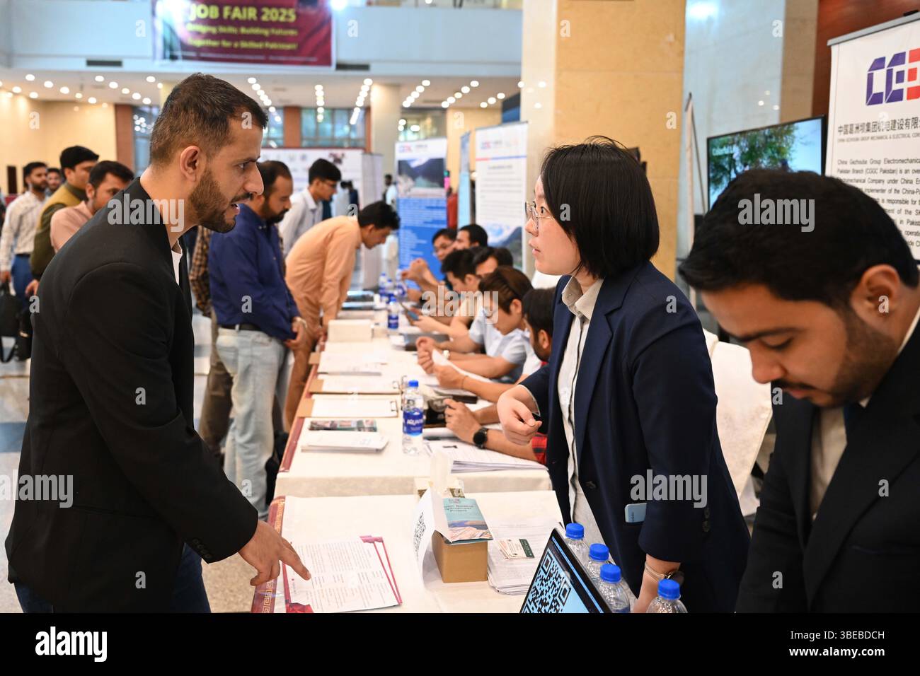 Islamabad, Pakistan. 27 maggio 2025. La gente partecipa a una fiera del lavoro a Islamabad, Pakistan, il 27 maggio 2025. Organizzato congiuntamente dalla camera di commercio cinese in Pakistan (CCCP) e dalla Commissione nazionale per la formazione professionale e tecnica (NAVTTC) pakistana, l'evento ha riunito 20 importanti società cinesi che offrono posizioni in vari settori, tra cui ingegneria, gestione di progetti, finanza, mestieri specializzati, e ruoli amministrativi. Crediti: Ahmad Kamal/Xinhua/Alamy Live News Foto Stock