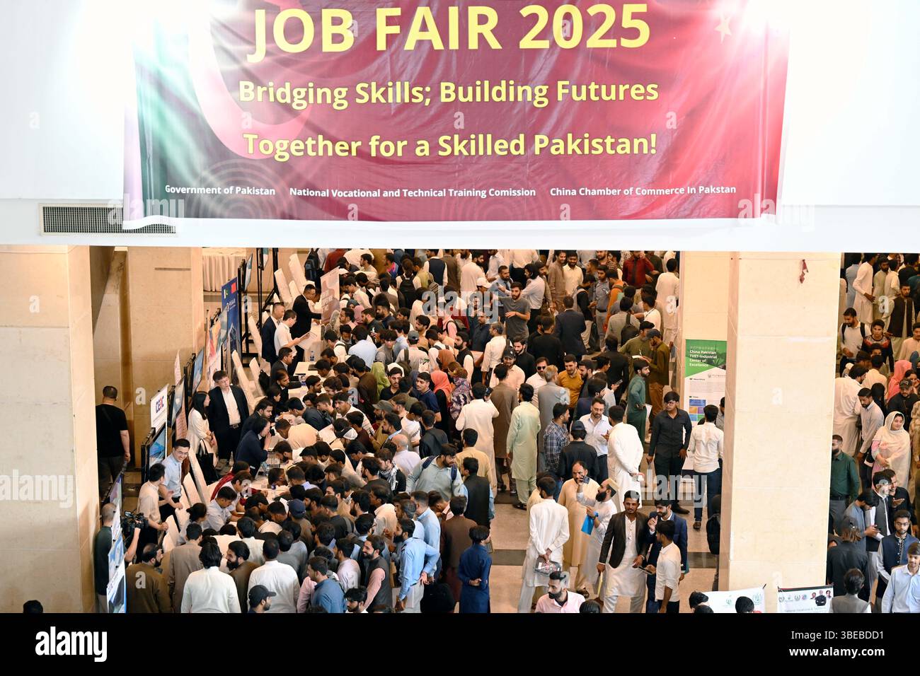 Islamabad, Pakistan. 27 maggio 2025. La gente partecipa a una fiera del lavoro a Islamabad, Pakistan, il 27 maggio 2025. Organizzato congiuntamente dalla camera di commercio cinese in Pakistan (CCCP) e dalla Commissione nazionale per la formazione professionale e tecnica (NAVTTC) pakistana, l'evento ha riunito 20 importanti società cinesi che offrono posizioni in vari settori, tra cui ingegneria, gestione di progetti, finanza, mestieri specializzati, e ruoli amministrativi. Crediti: Ahmad Kamal/Xinhua/Alamy Live News Foto Stock