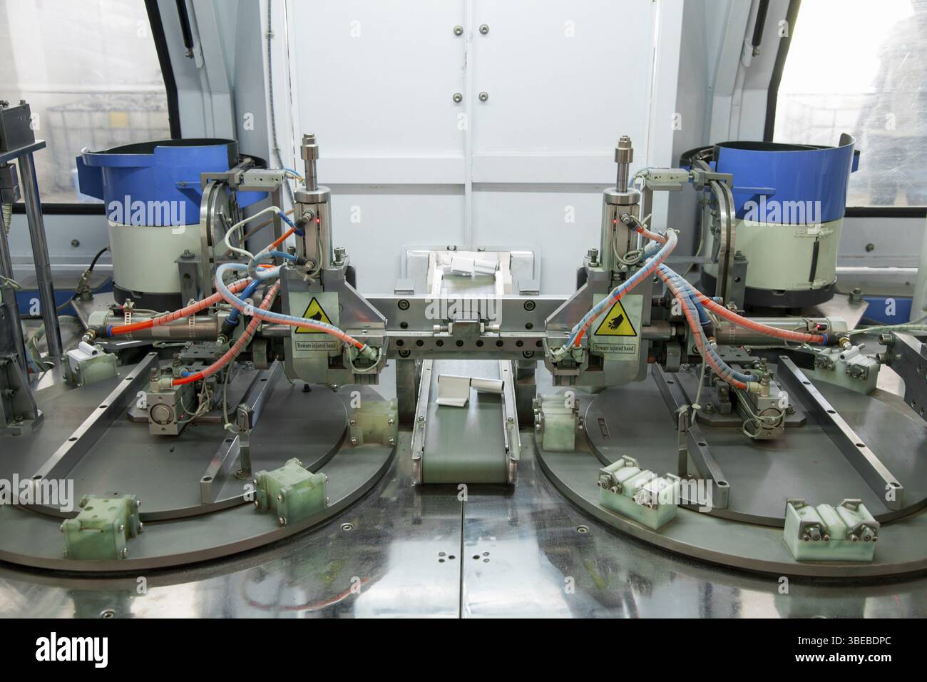 Primo piano della macchina per la produzione e l'assemblaggio di cerniere per porte e finestre Foto Stock