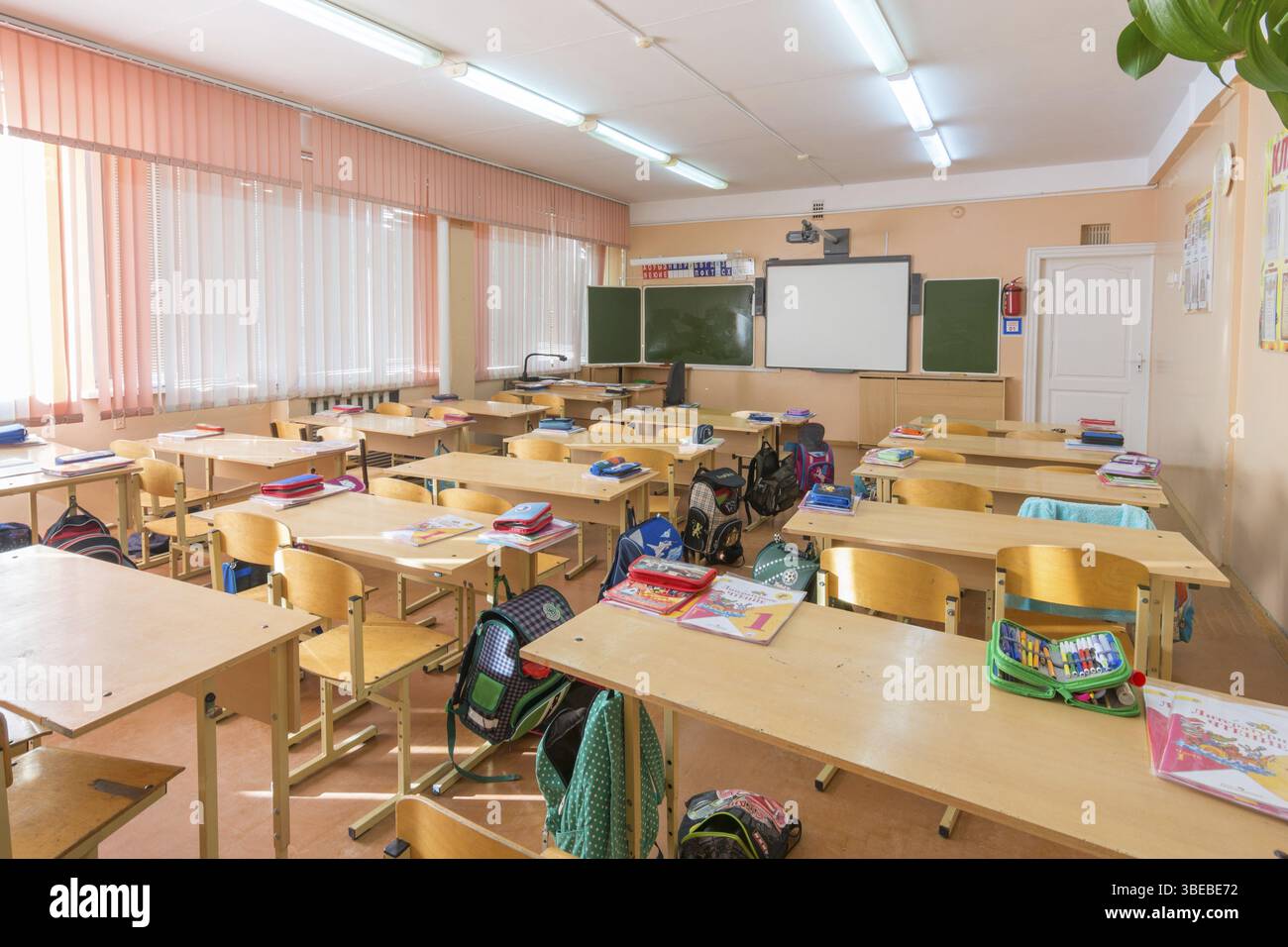 Anapa, Russia - 28 Febbraio 2017: interni di classe nella scuola primaria, piano generale Foto Stock