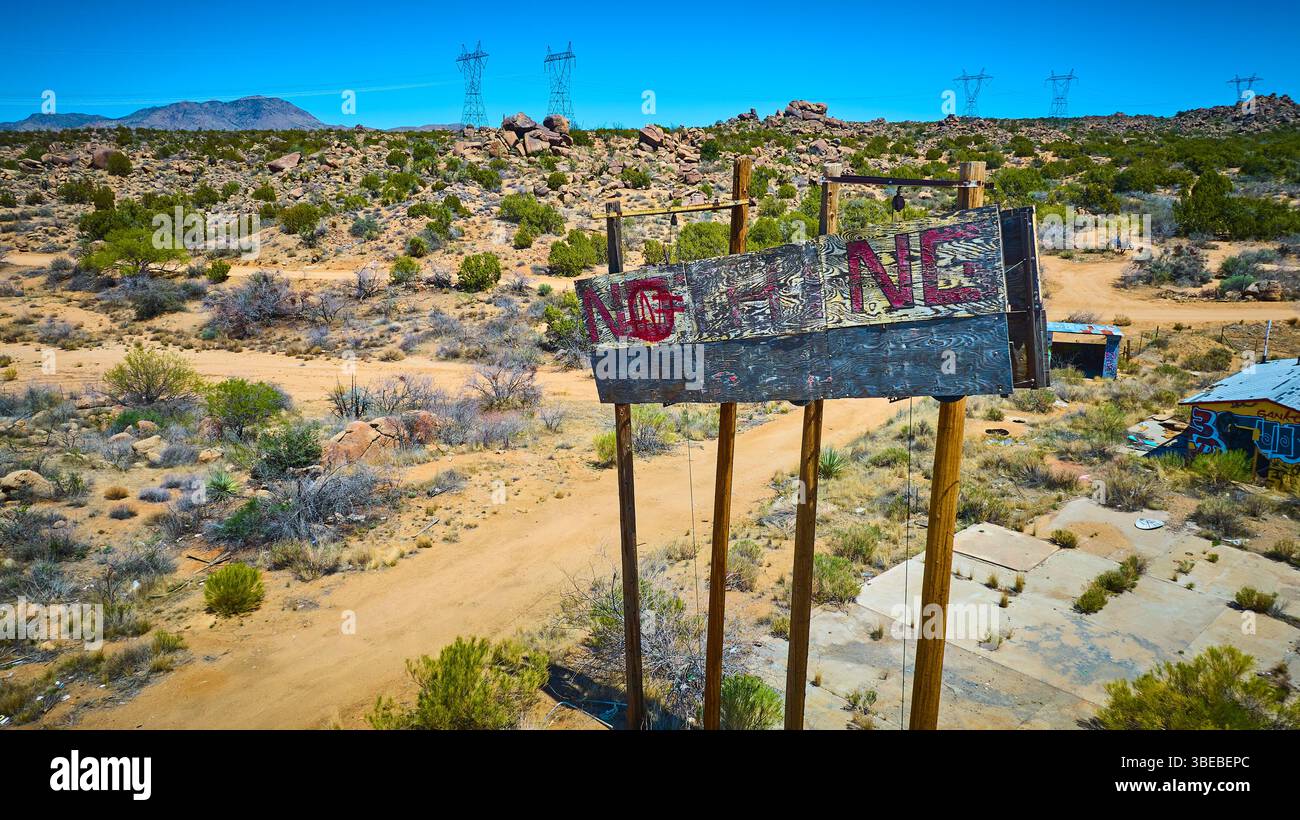 Aerial ha abbandonato NOTHING Desert Billboard e Graffiti con Power Lines Fly Over Foto Stock