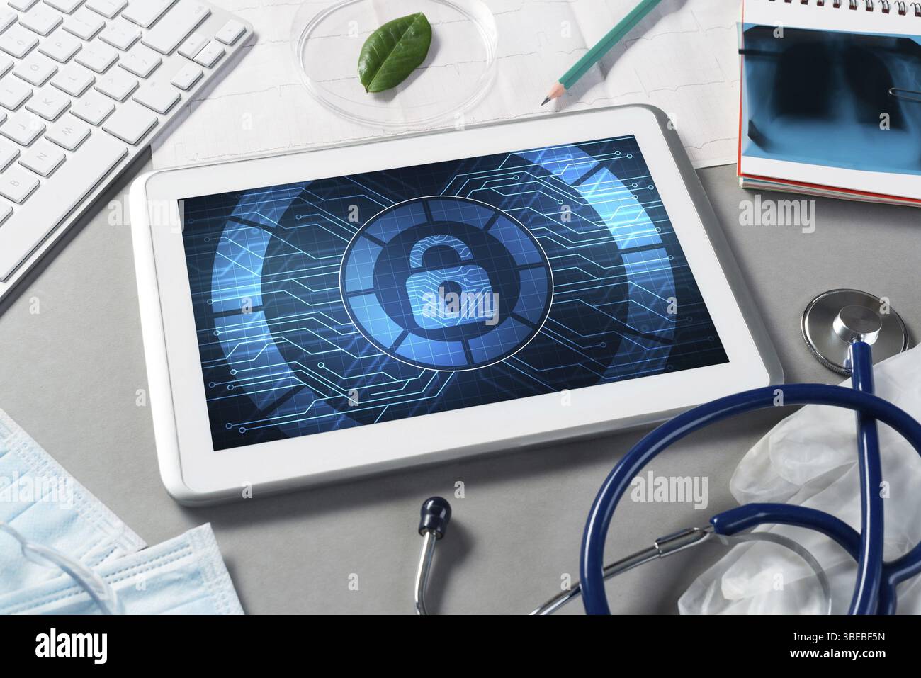 Sicurezza Web e concetto di tecnologia con i tablet pc sul tavolo Foto Stock