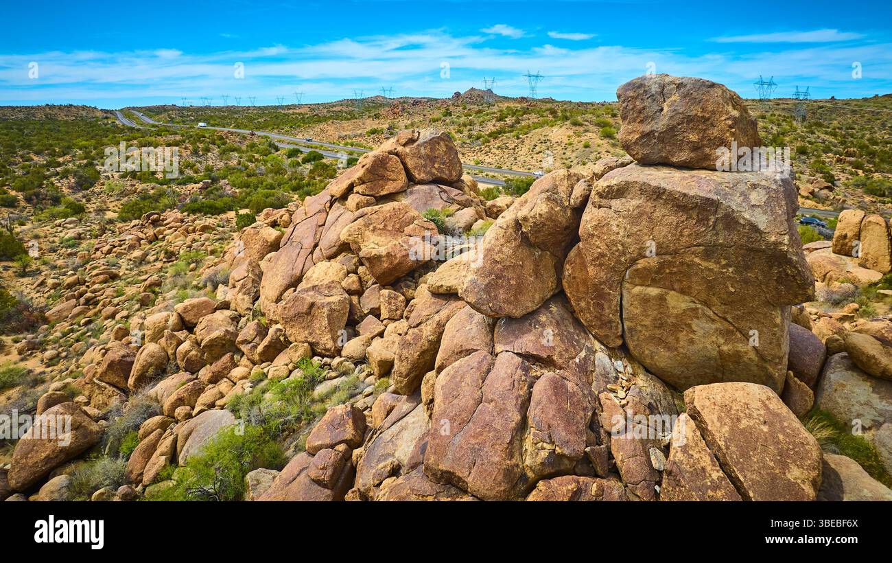 Volo aereo attraverso Desert Highway Rocky Boulders Southwestern Landscape Foto Stock