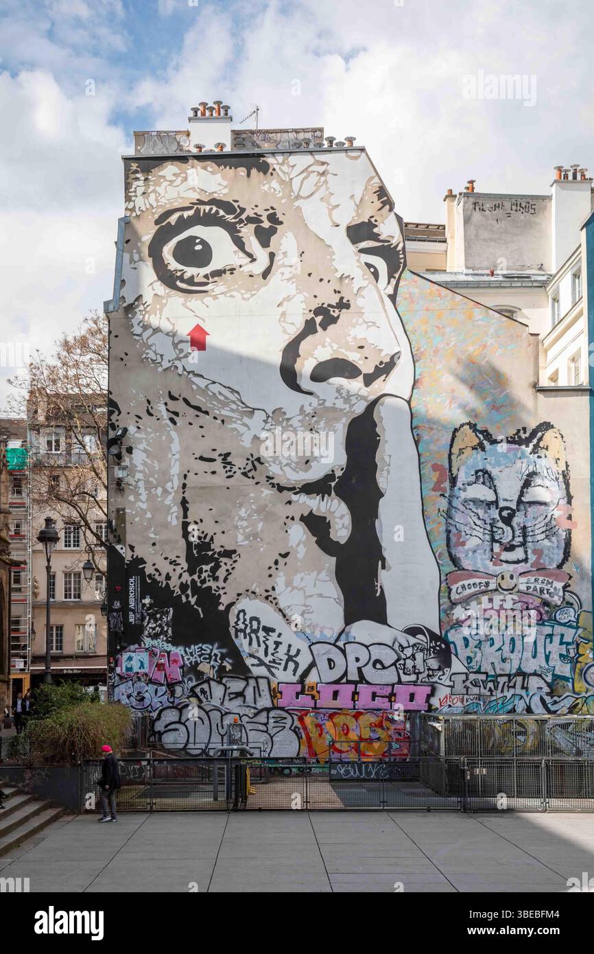 Street art di Parigi: Chuuuttt!!! Grande murale di Jef Aérosol sul muro di un edificio di Place Igor Stravinsky nel quartiere Marais di Parigi, Francia. Foto Stock