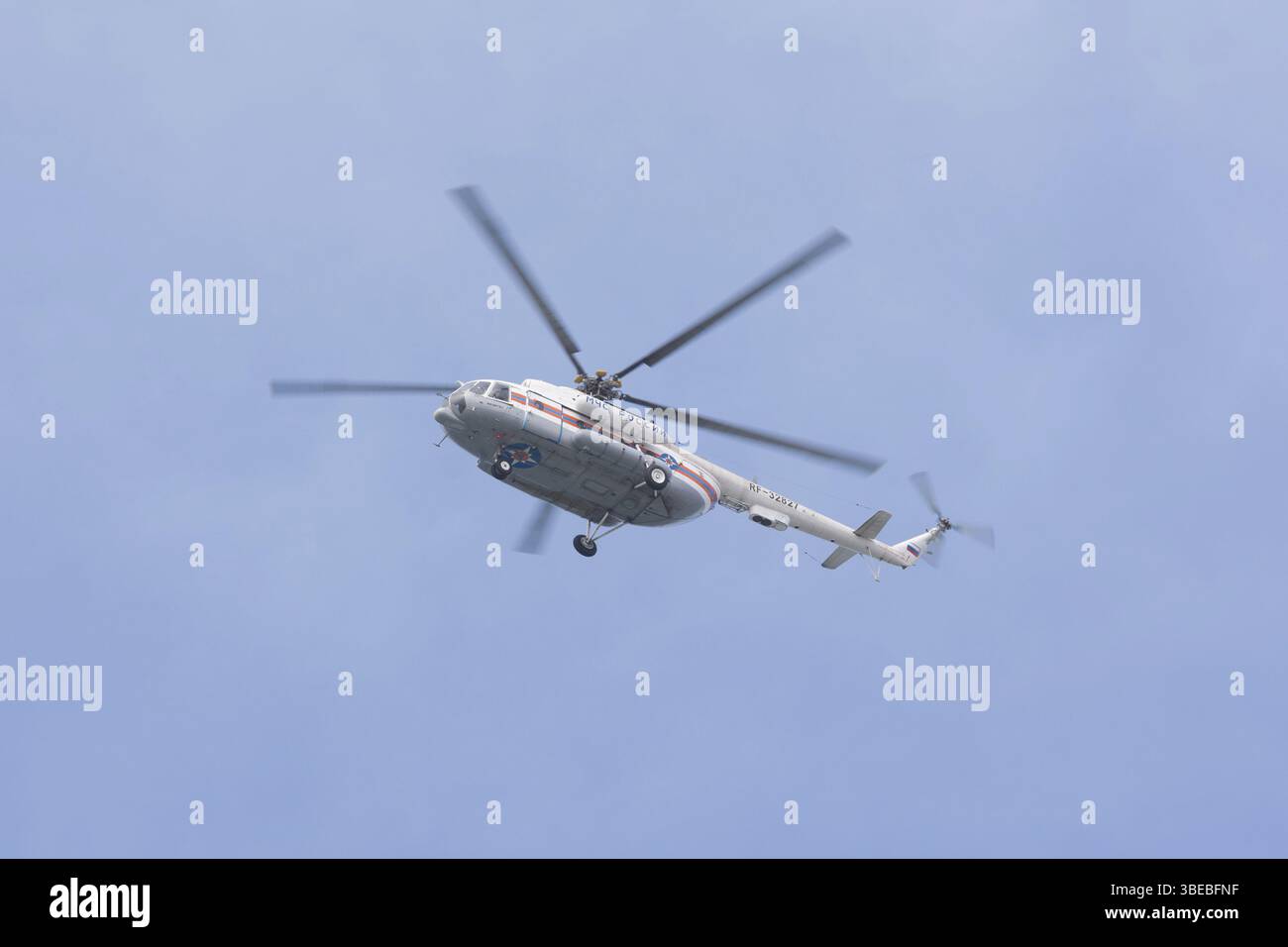 Anapa, Russia - 10 Marzo 2016: elicottero russo Mi-8 MTV-1 in volo, nei colori del russo Ministero Emergenze Foto Stock