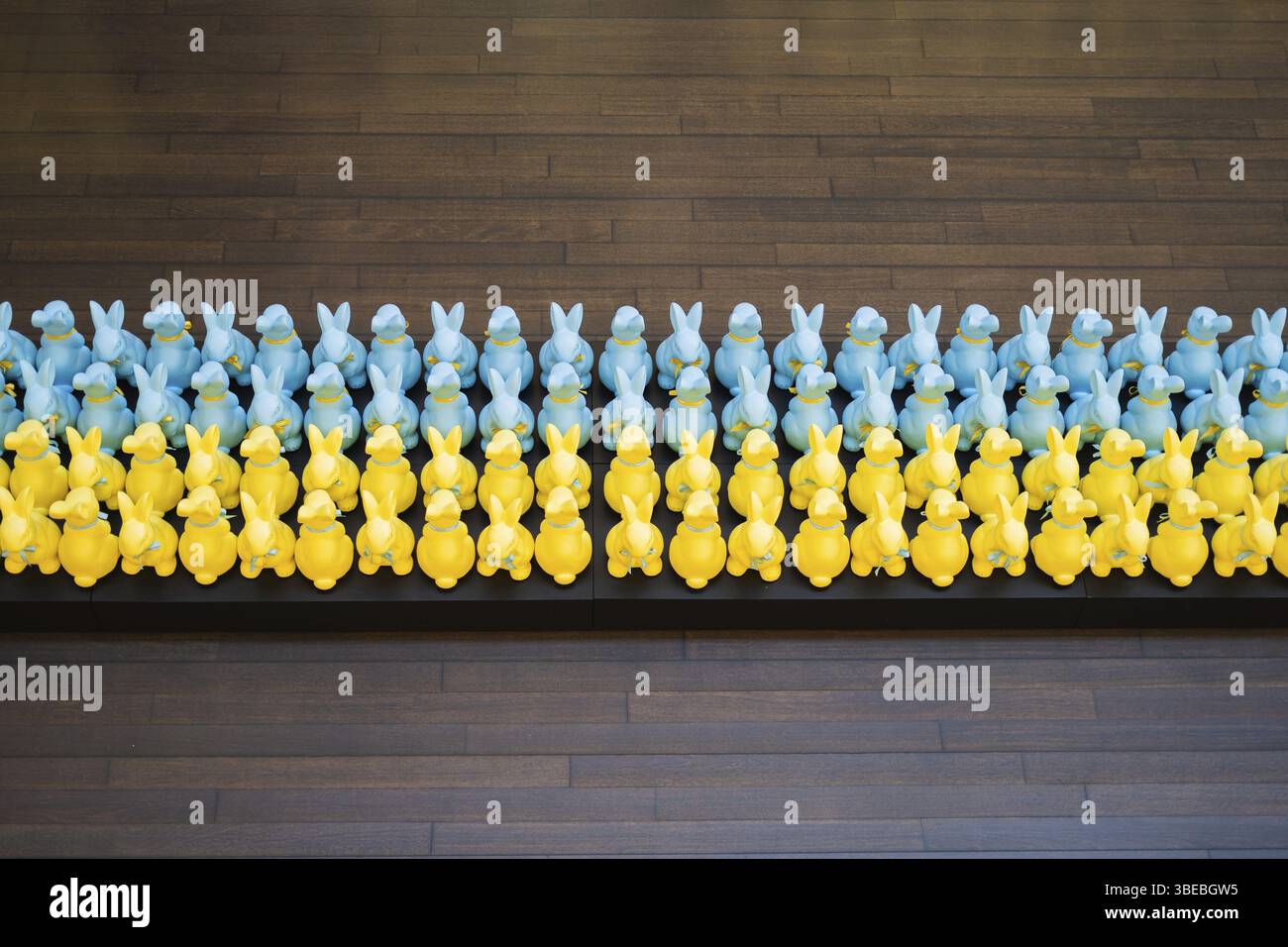 Vista dall'alto dell'installazione artistica Support Ukraine a Poznan, Polonia, per Pasqua. Coniglietti giallo e blu. Foto Stock