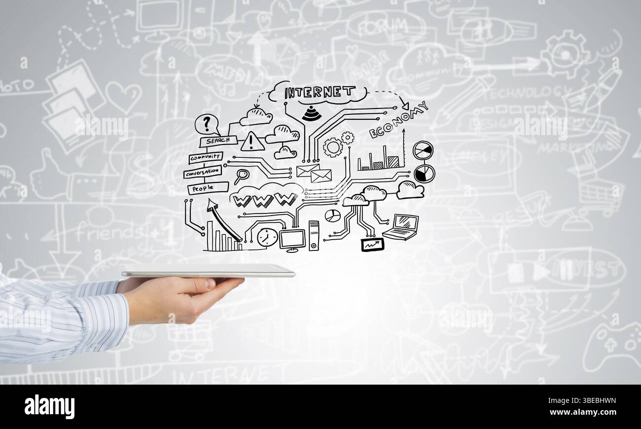 Imprenditore demostrating mano strategia di business plan su tablet schermo Foto Stock