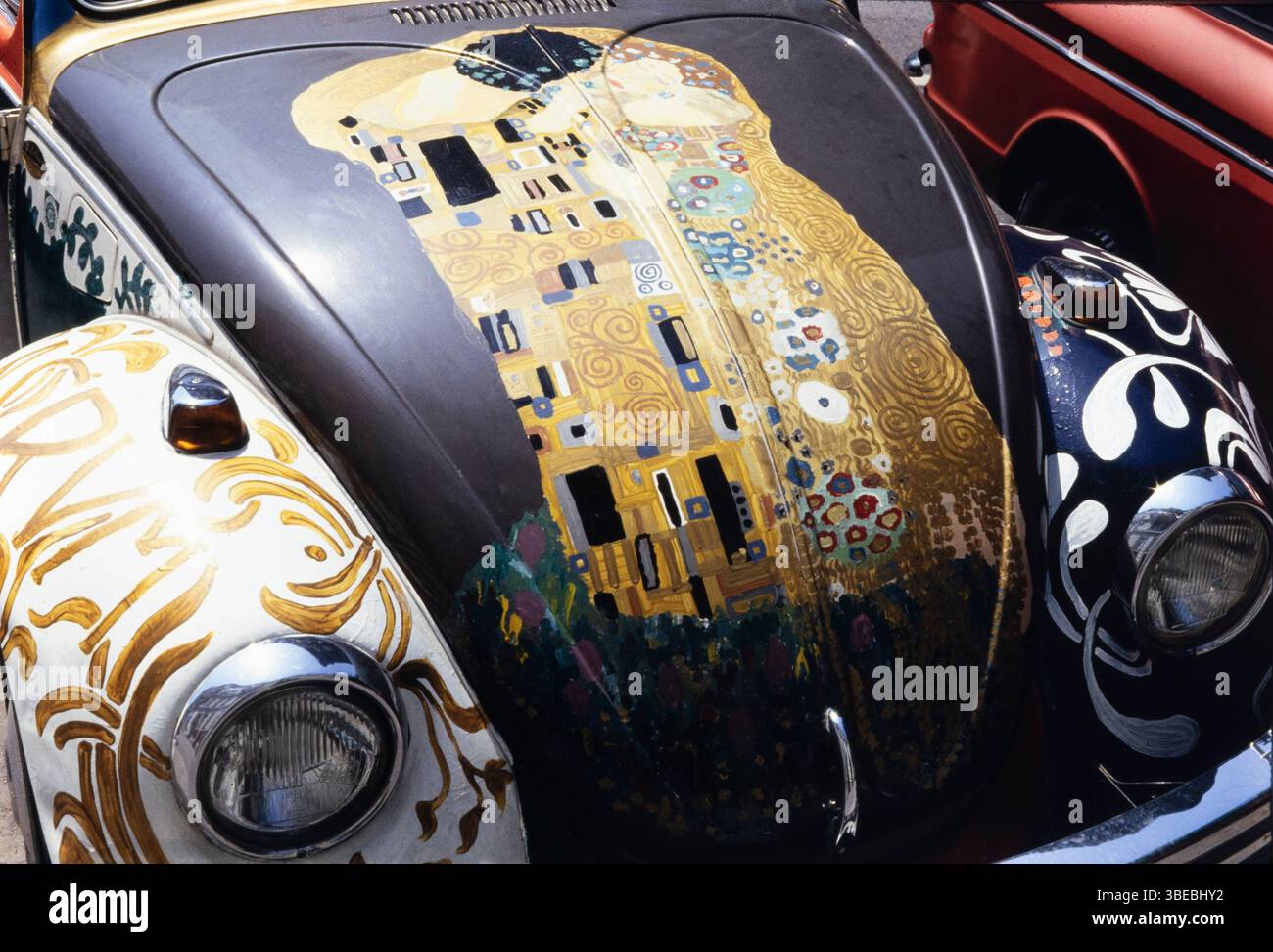 Il cofano (cofano) di un Beatle VW, dipinto con "il bacio" di Gustav Klimt, a Vienna, Austria Foto Stock
