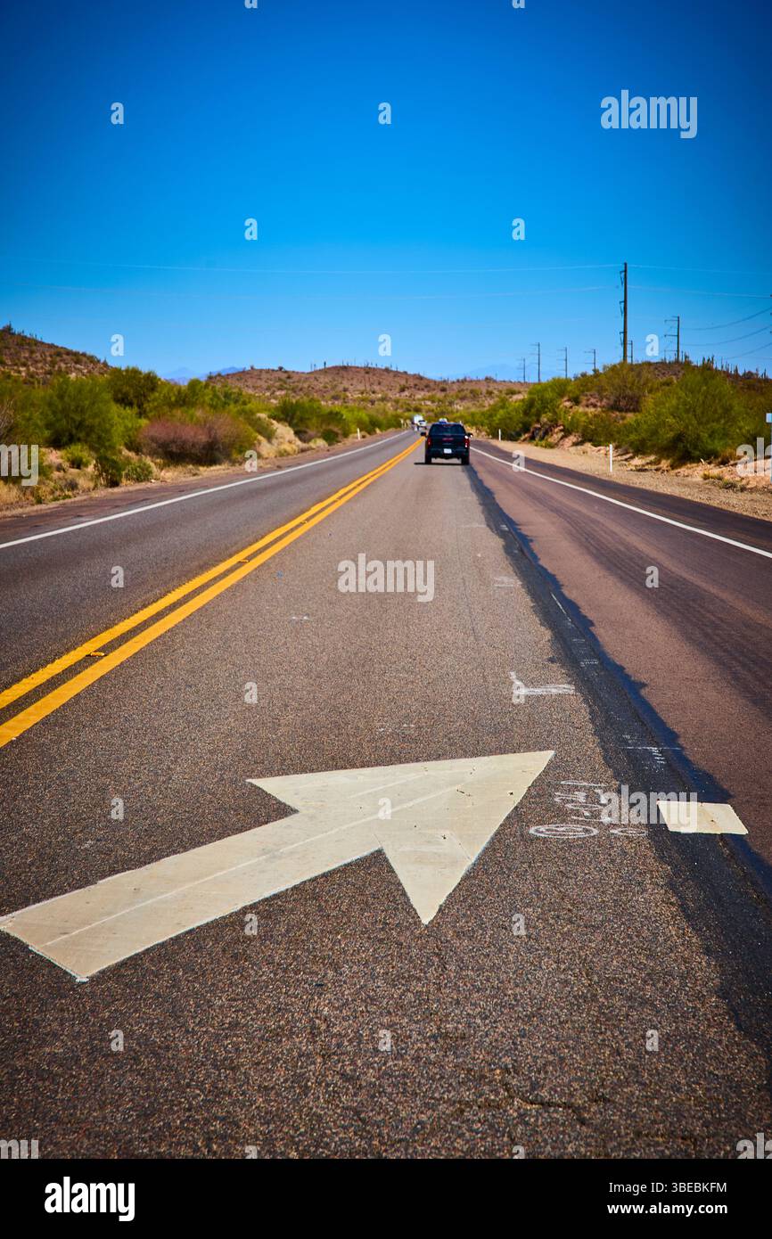 Desert Highway Motion con freccia direzionale e prospettiva a livello di auto Foto Stock