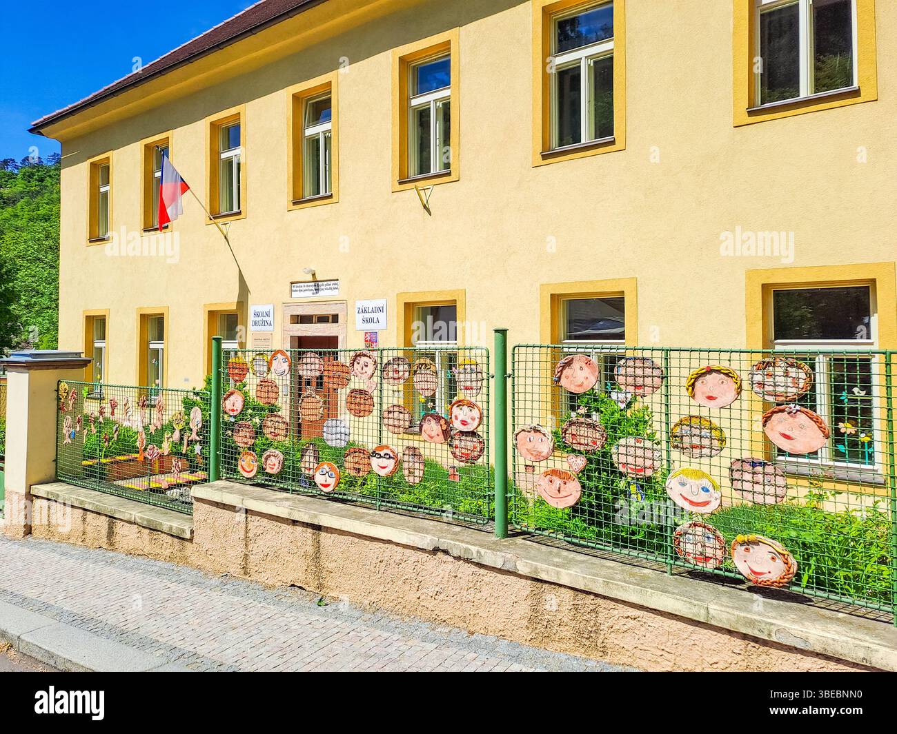 KARLSTEJN- CECO- 10 maggio 2025: Scuola secondaria nella città di Karlstejn, Repubblica Ceca. Foto di alta qualità Foto Stock