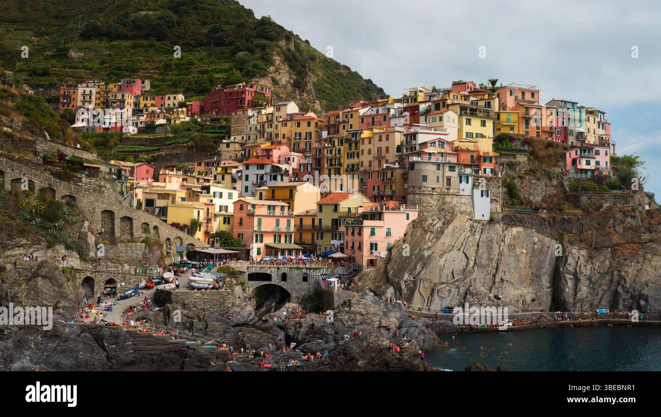 Manrola, cinque Terre in Italia, vista di tutta la città con edifici luminosi e vibranti Foto Stock