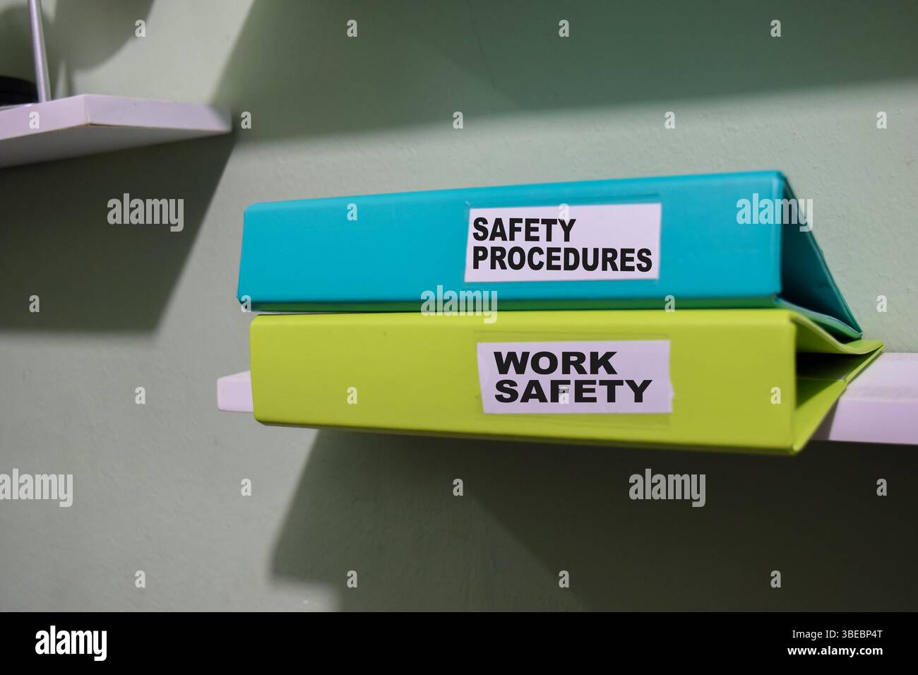 Cartelle con le procedure di sicurezza delle etichette e sicurezza sul lavoro, concetto di gestione aziendale Foto Stock