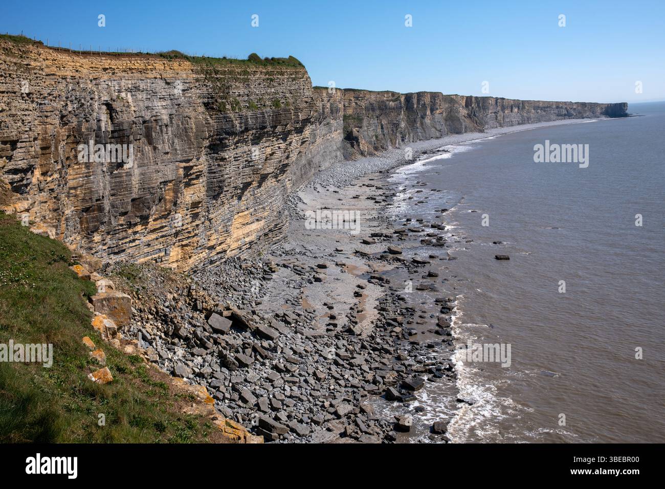 Guardando verso est verso Nash Point da Monknash Beach sulla Glamorgan Heritage Coast nel Galles del Sud, Regno Unito Foto Stock