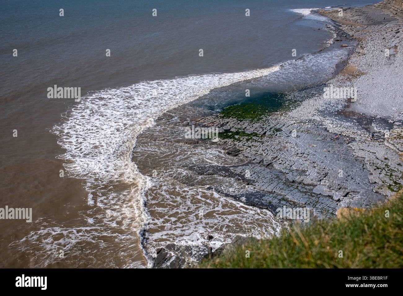 Onde di marea a Monknash Beach sulla Glamorgan Heritage Coast nel Galles del Sud nel Regno Unito Foto Stock