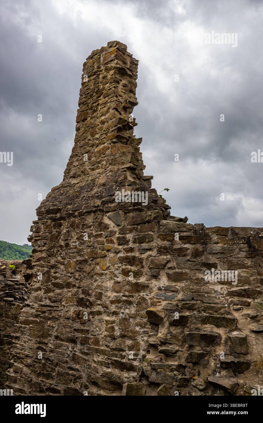 Paesaggio intorno al castello di Löwenburg. Splendide rovine storiche del castello sul torrente Elzbach nel mezzo della foresta. Foto di paesaggi vicino a Monreal Foto Stock