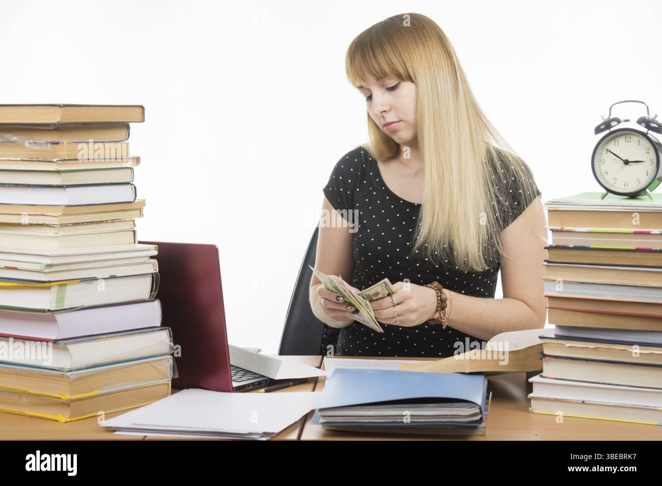 Lo studente ritiene la quantità di bustarelle per superare l'esame Foto Stock