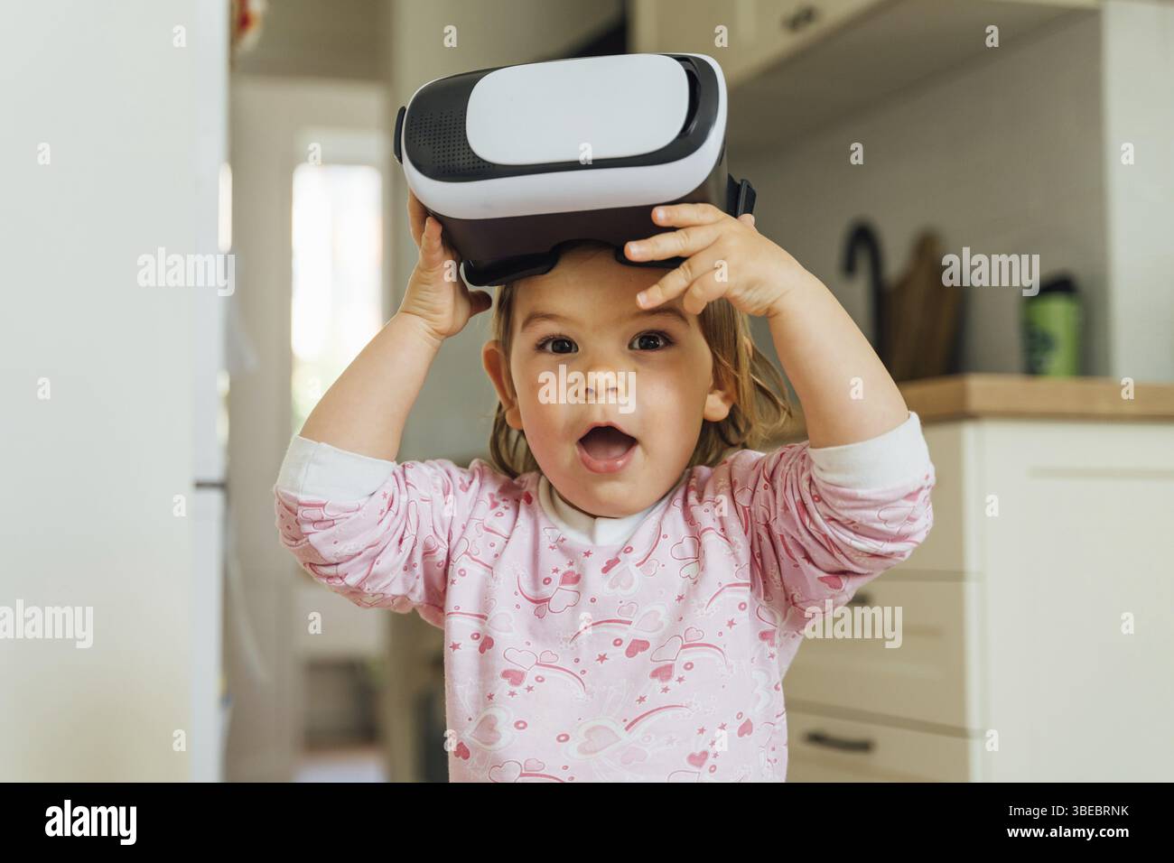 Bambina con occhiali vr a casa. Imparare, guardare film, giocare. Tecnologie del futuro. VR Foto Stock