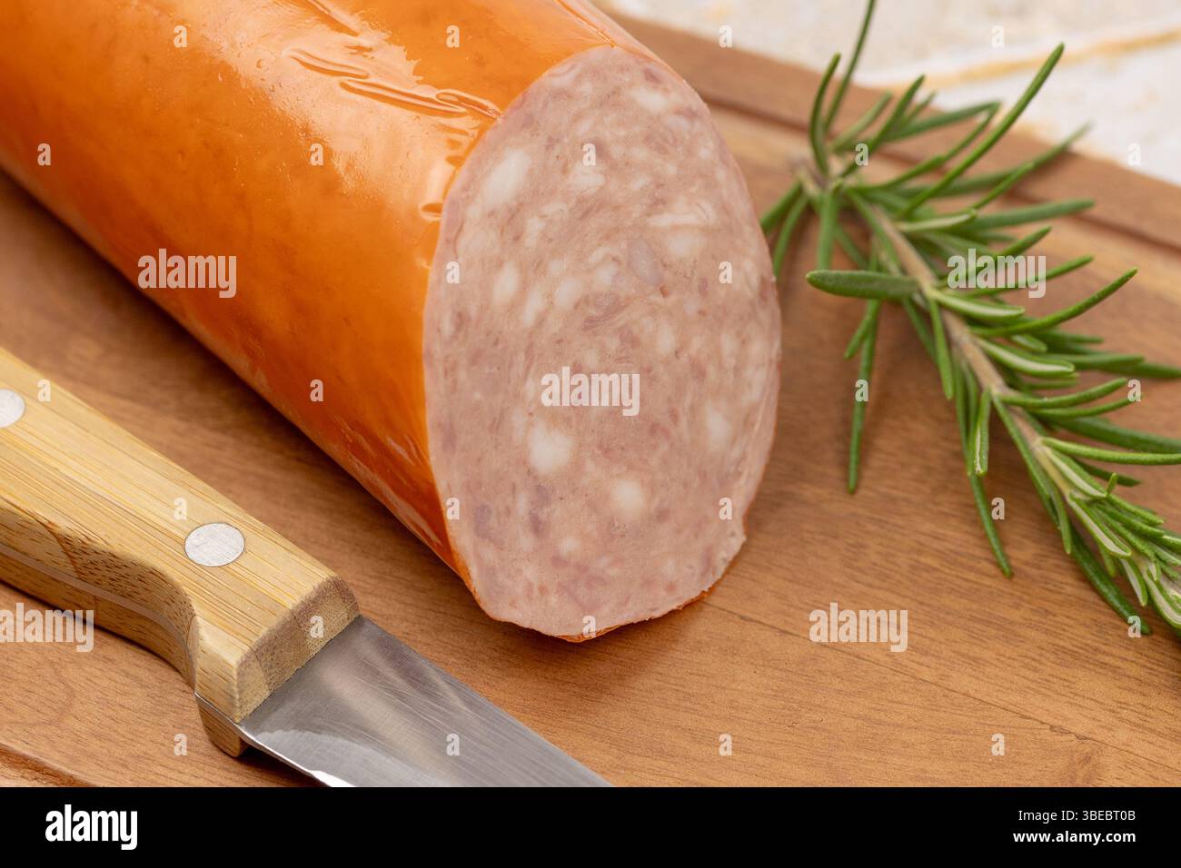 Tradizionale salsiccia all'aglio su una tavola di legno Foto Stock