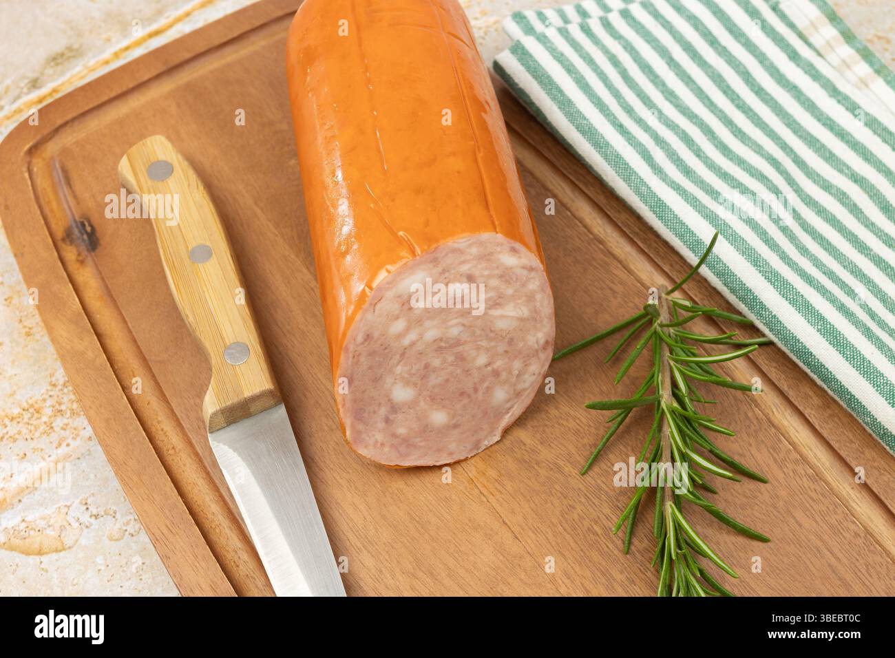 Tradizionale salsiccia all'aglio su una tavola di legno Foto Stock