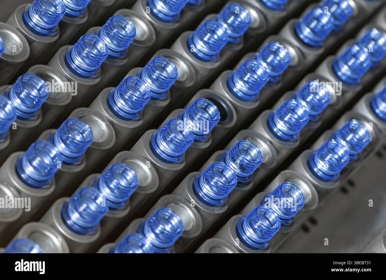Apparecchiature per la fabbricazione di preforme per bottiglie di plastica. Produzione DI ANIMALI DOMESTICI. primo piano di un matraccio per flaconi di plastica Foto Stock