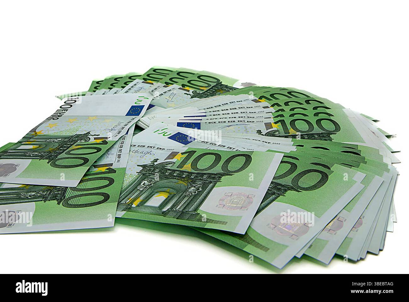 Pile di 100 banconote in euro distribuite su sfondo bianco Foto Stock