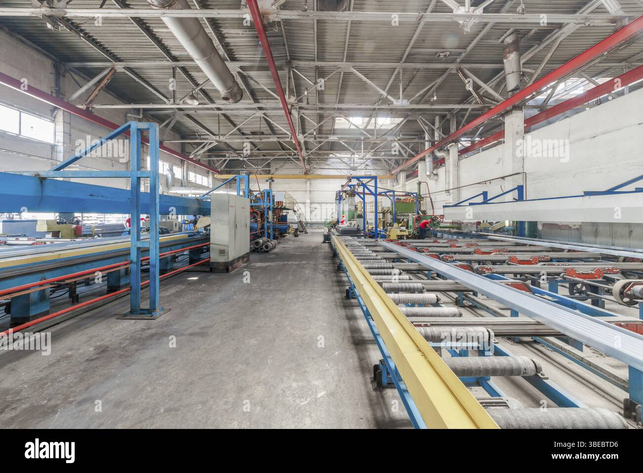 Officina per la produzione di profili in alluminio. trasportatore con profili in alluminio Foto Stock