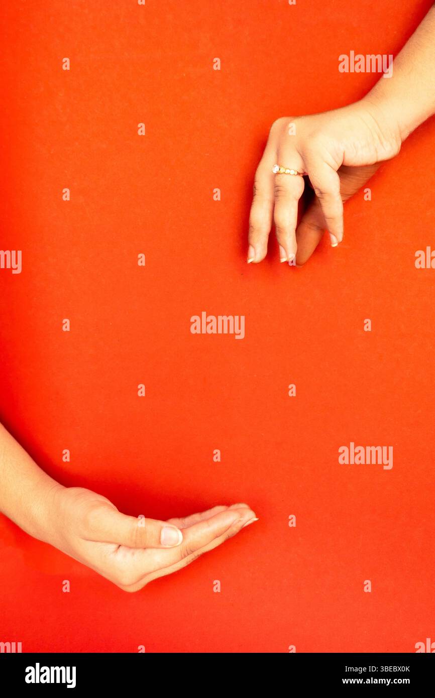 Un'immagine versatile di una sola mano posta per simulare l'interazione con oggetti invisibili, perfetta per progettisti di prodotti digitali, sviluppatori e UI/UX Foto Stock