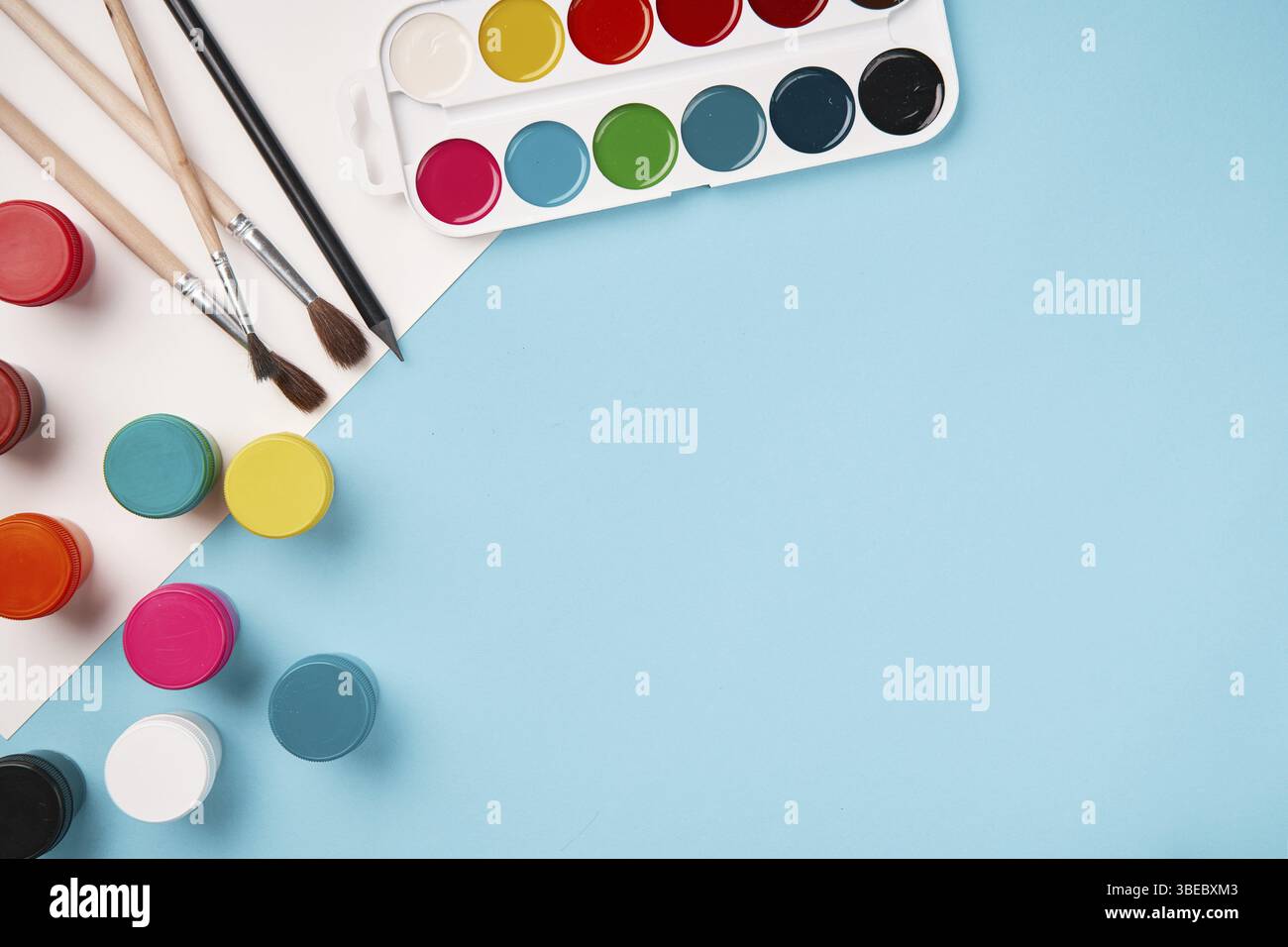 Vista dall'alto della vernice e del pennello. vista dall'alto del tavolo scolastico. classe d'arte. Foto Stock