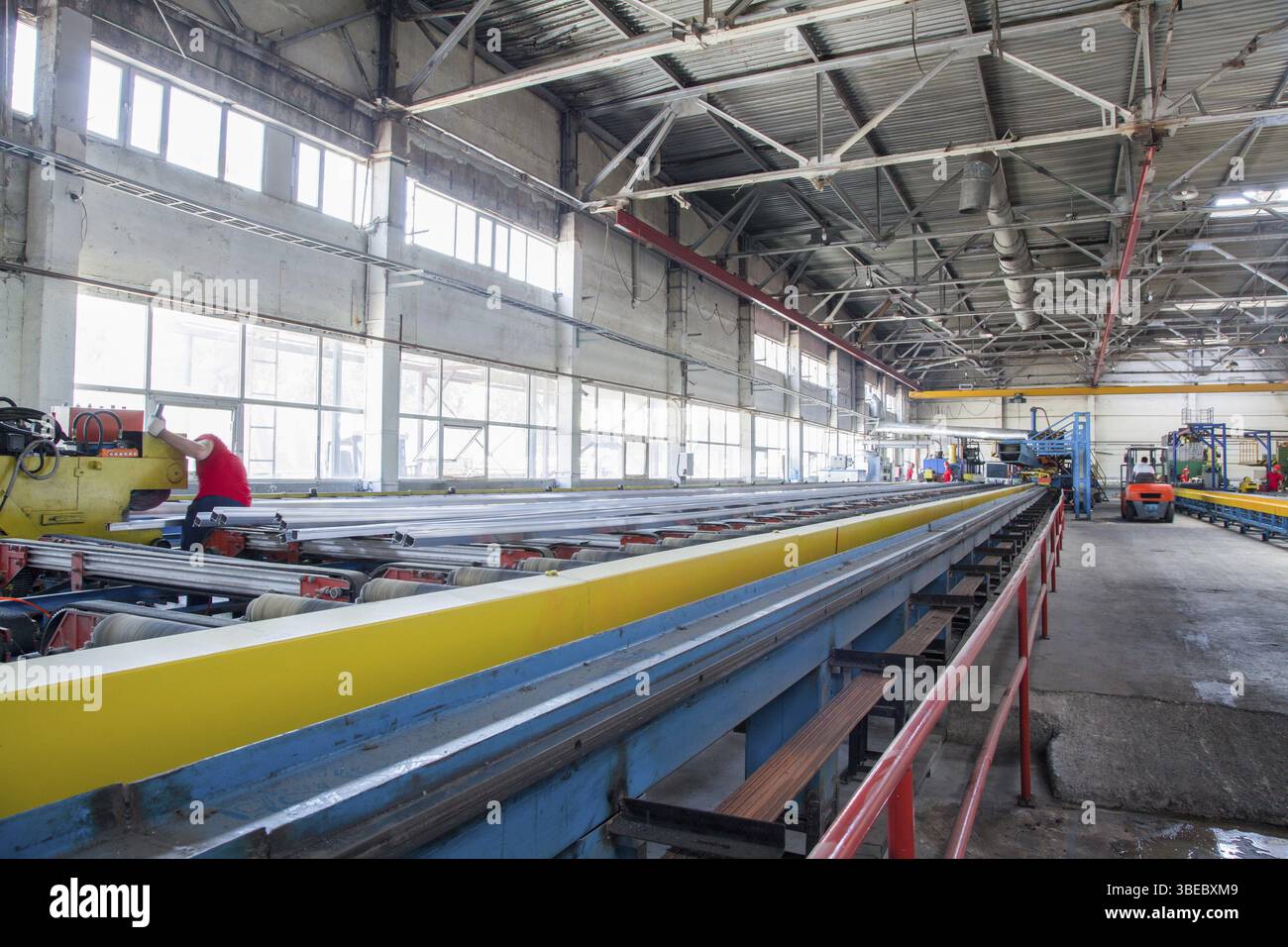 Officina per la produzione di profili in alluminio. trasportatore con profili in alluminio Foto Stock