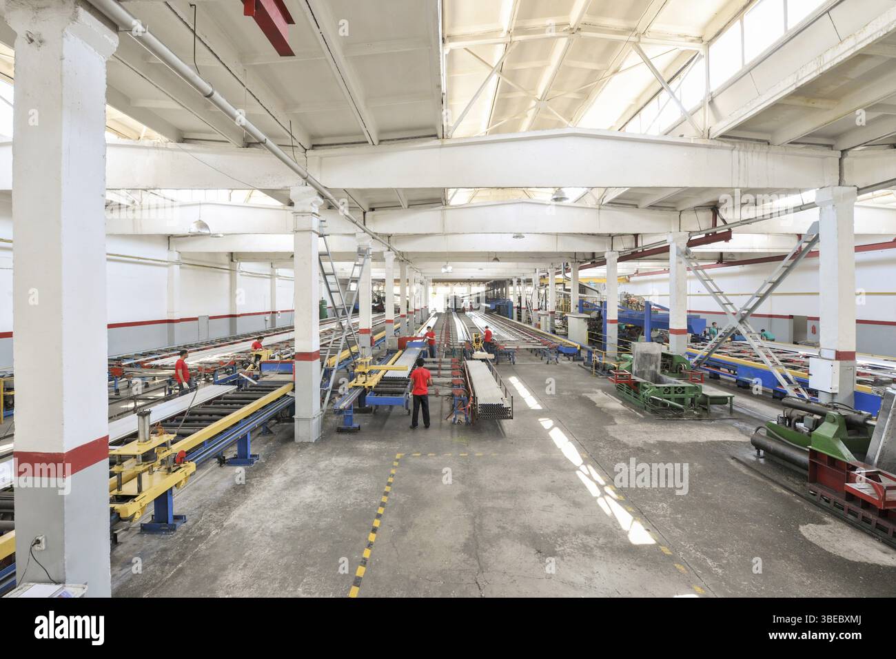 Officina per la produzione di profili in alluminio. panorama dell'officina per la produzione di profili per finestre e porte Foto Stock