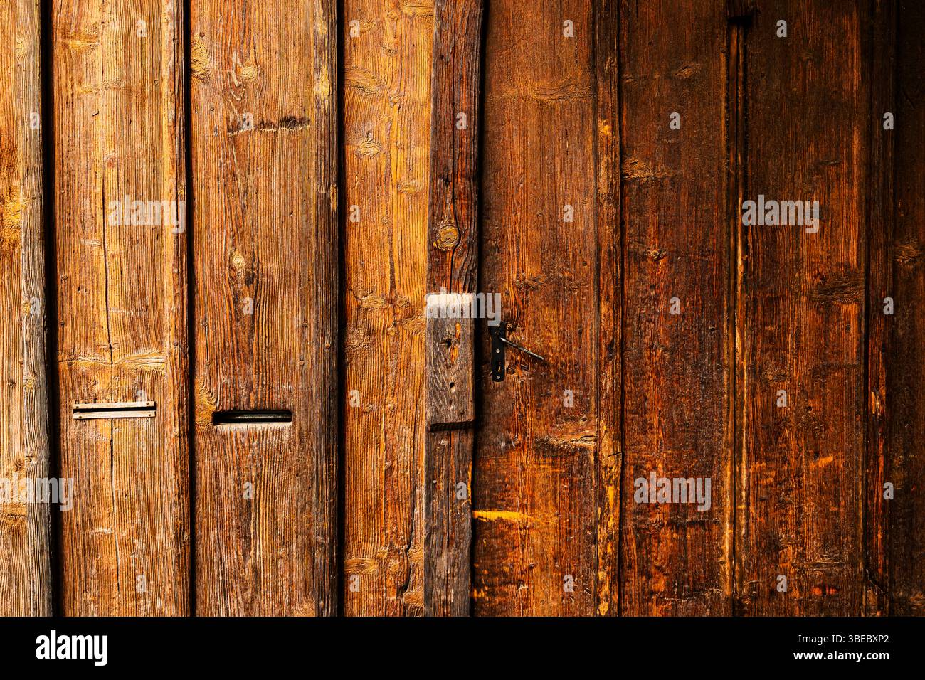 Dettagli rustici del cancello in legno come sfondo, superficie intemprata dell'ingresso massiccio Foto Stock