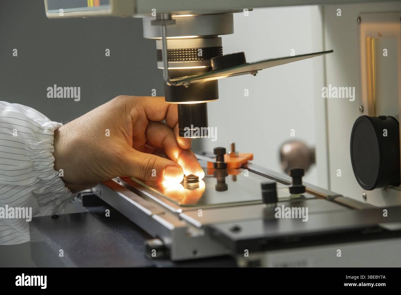 Un primo piano della produzione e del controllo di qualità delle parti interne delle siringhe medicali Foto Stock