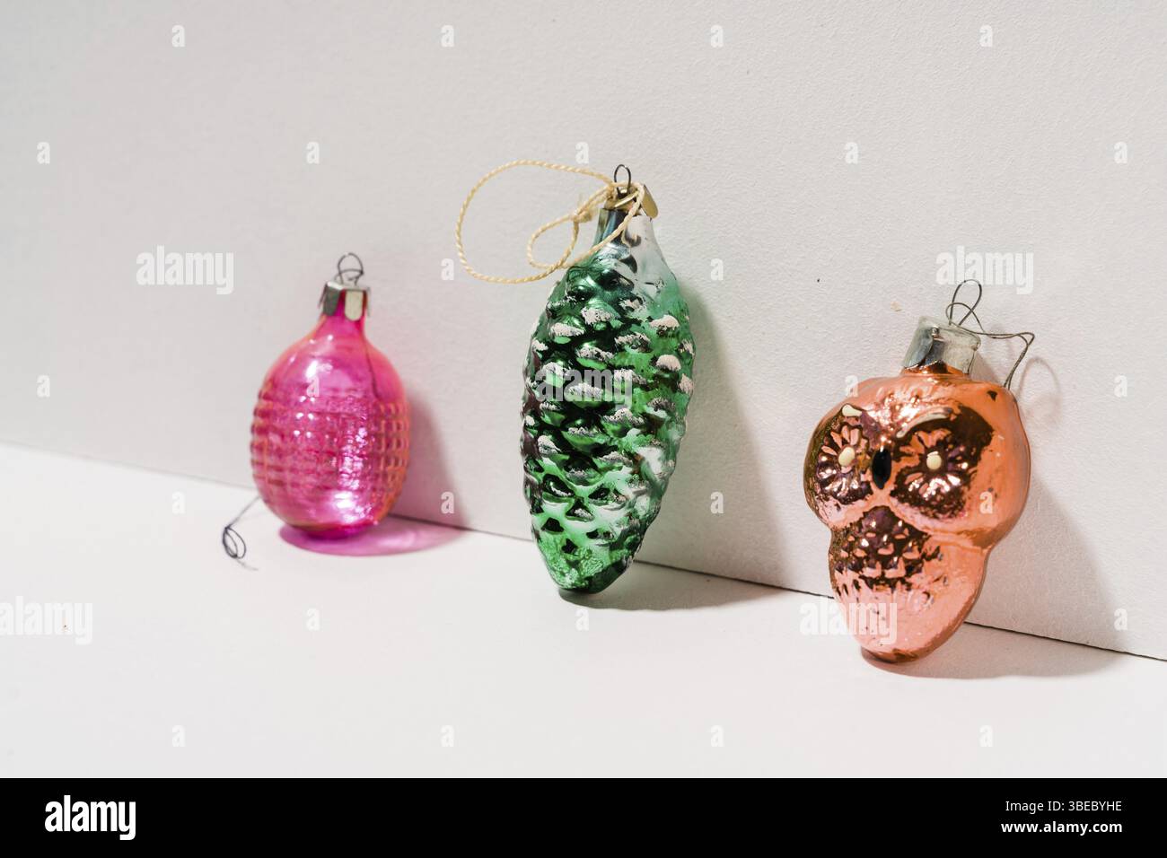 Vista dall'alto, baule vintage retrò di cono di pino sullo sfondo dello Champagne Set Sail. Natale dell'URSS. Foto Stock